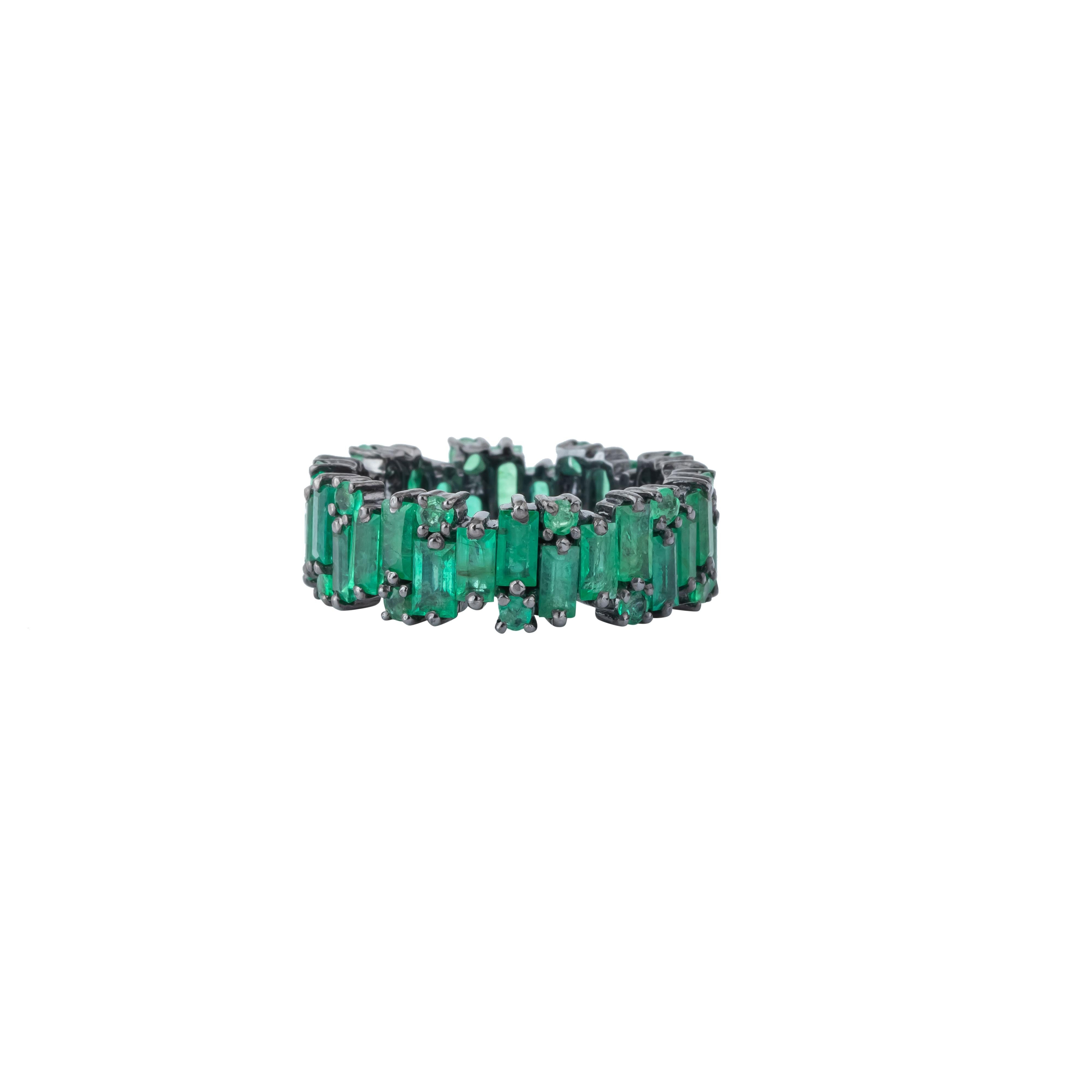 Round Cut 5.65 Carat Emerald Infinity Band Ring For Sale