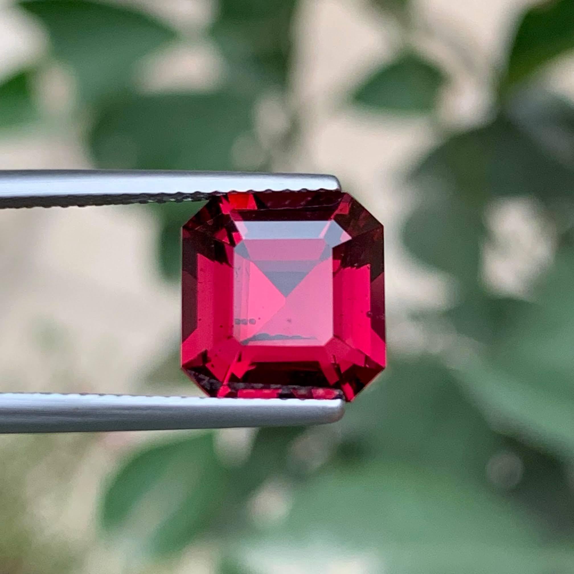 Peso 5,65 quilates 
Dimensiones 10,1x9,8x6,5 mm
Tratamiento Ninguno 
Origen África 
Claridad VVS 
Cortadora de formas 





Este Granate Rojo Rosado Natural Suelto de 5,65 quilates presenta una fascinante talla Asscher, elaborada por expertos para