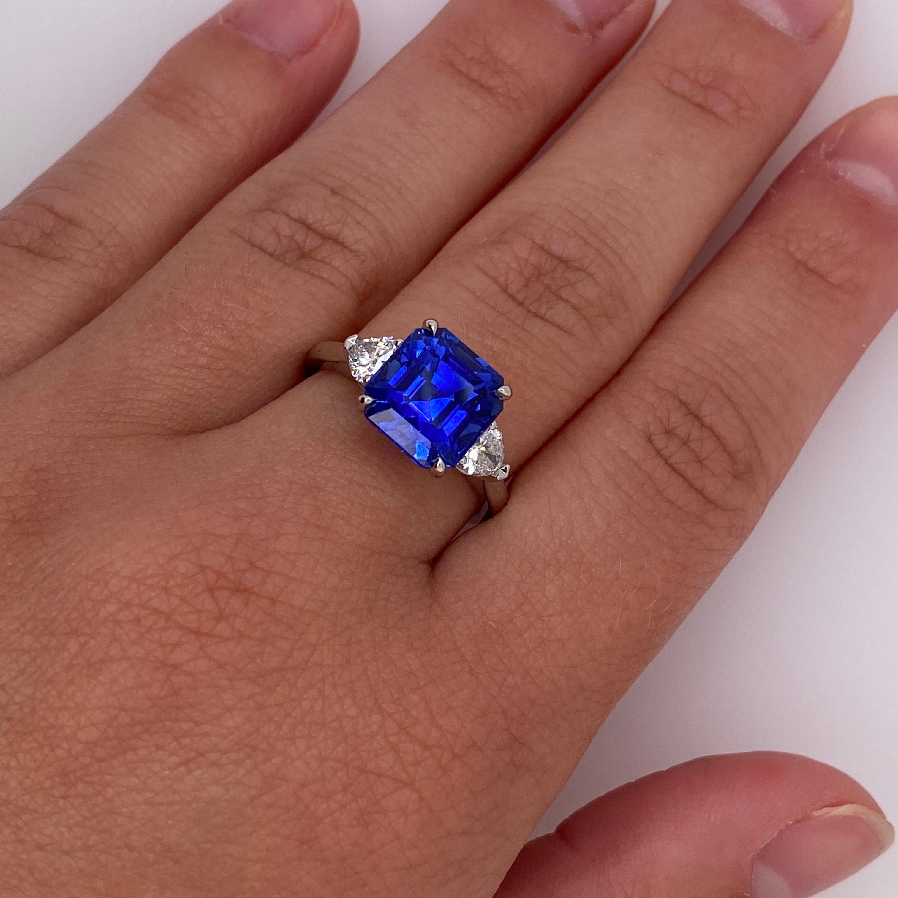 5,65 Karat Quadratischer Smaragd Blauer Saphir und Diamant Ring im Zustand „Neu“ im Angebot in New York, NY