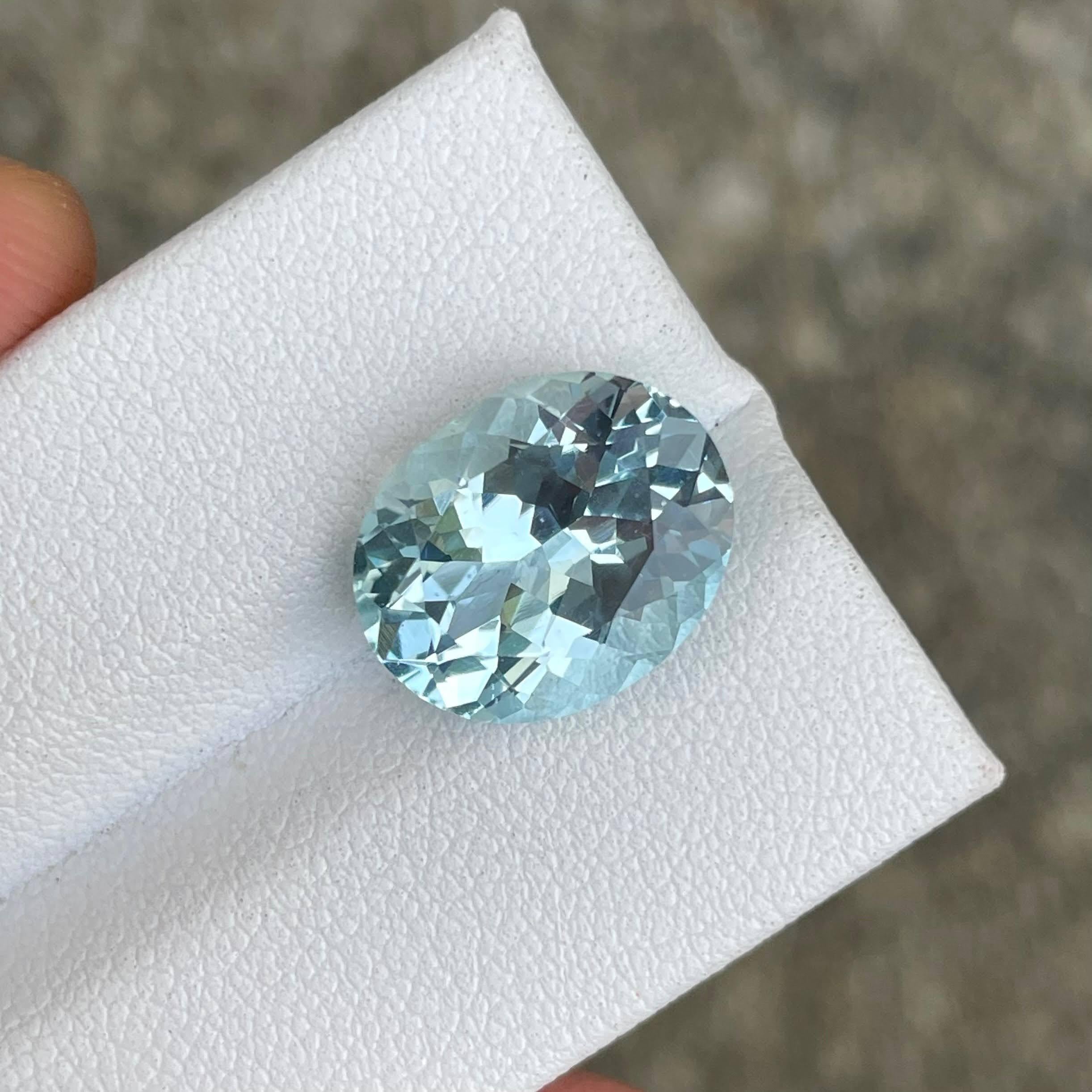 Gewicht 5,65 Karat 
Abmessungen 13,9x11,0x7,1 mm
Behandlung keine 
Herkunft Afrika 
Klarheit VVS 
Form oval 
Facettenschliff 



Dieser 5.65 Karat schwere blaue Aquamarin ist ein atemberaubender Naturstein im Ovalschliff, der aus den reichen