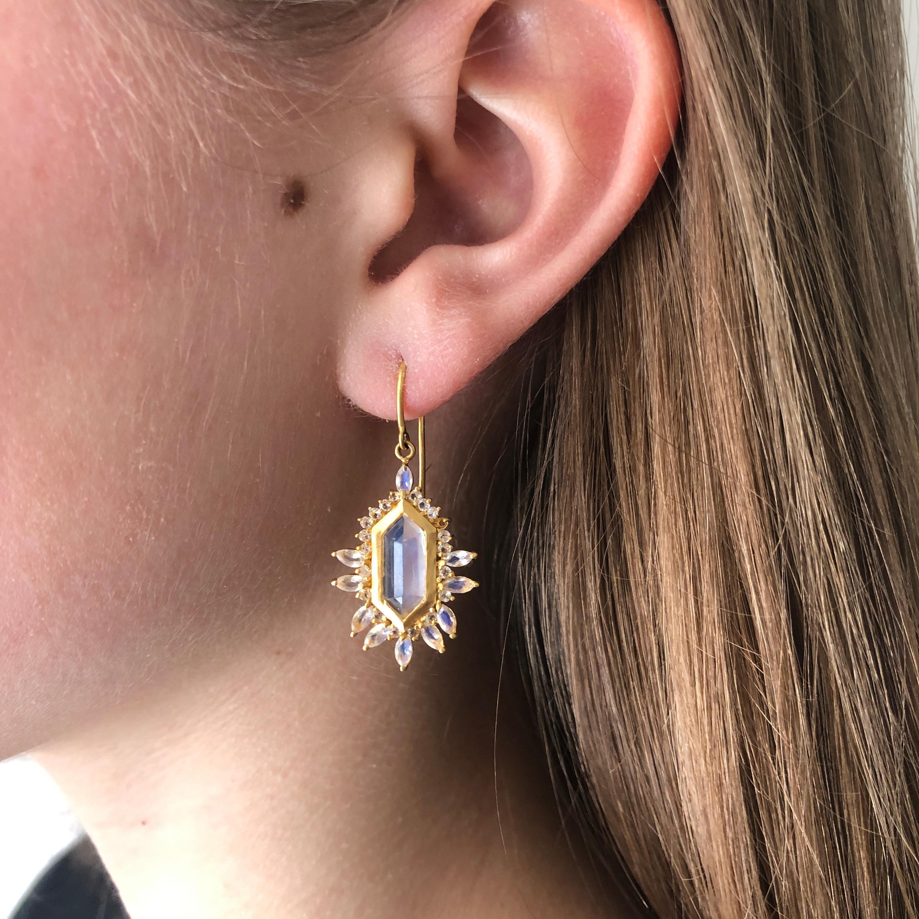 Diese Ohrringe aus 18-karätigem Gold glänzen mit atemberaubenden facettierten Regenbogen-Mondsteinen. Diese Regenbogen-Mondsteine wurden von der preisgekrönten Schmuckdesignerin Lauren Harper entworfen und leuchten mit einem hellen Mondsteinblitz. 