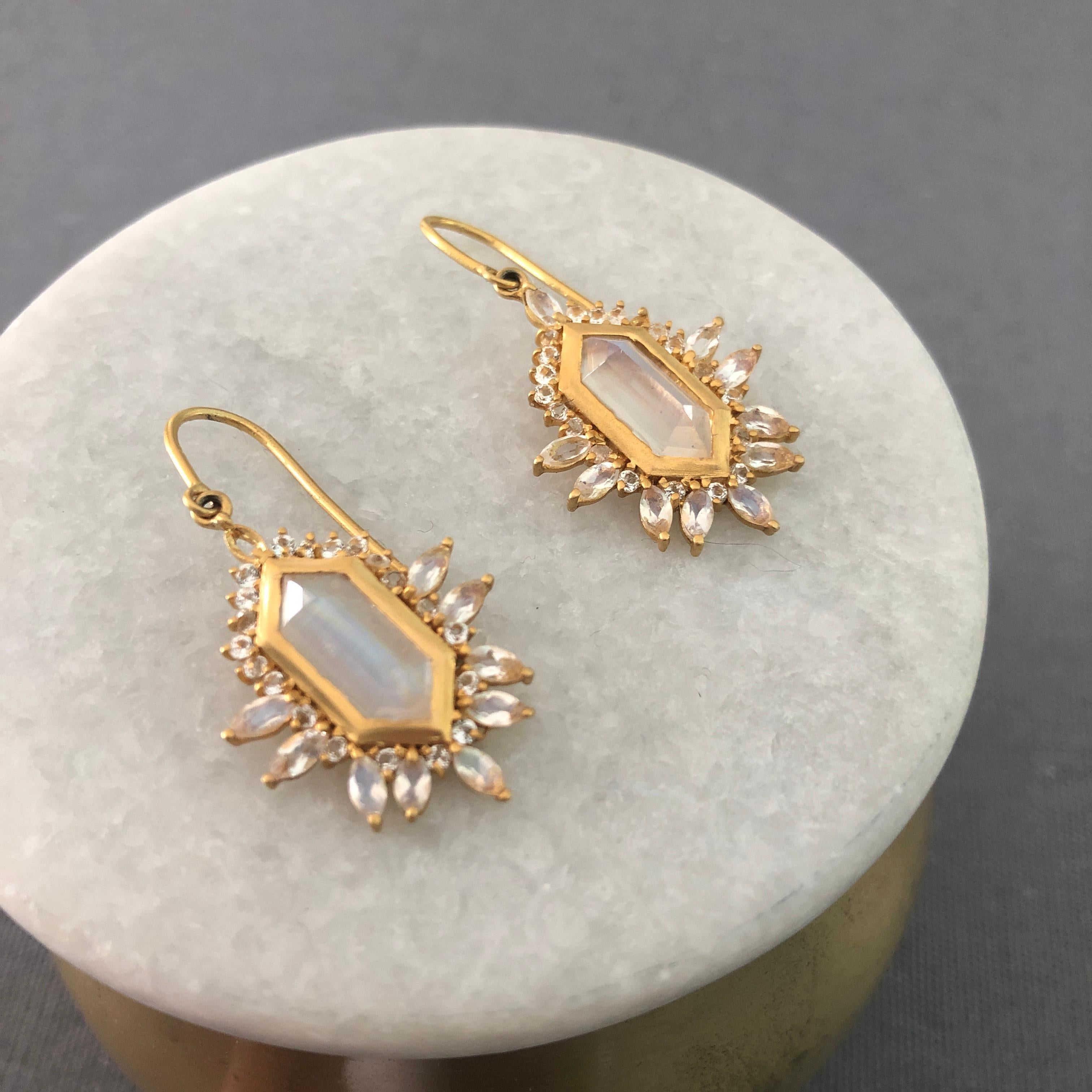 5.65 carats Rainbow Moonstone Gold Earrings by Lauren Harper In New Condition In Winnetka, IL