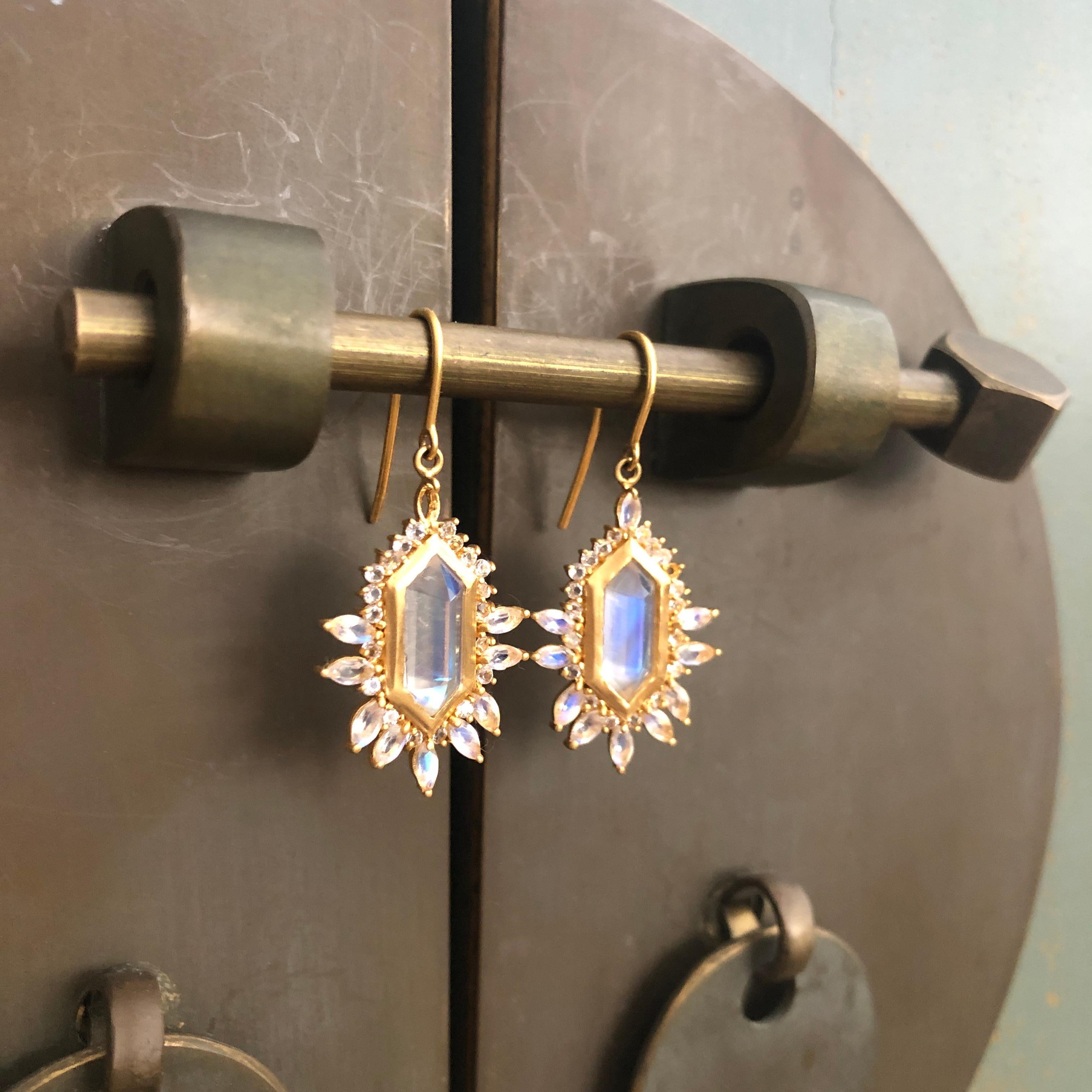 5.65 Carats Rainbow Moonstone Gold Earrings by Lauren Harper In New Condition For Sale In Winnetka, IL