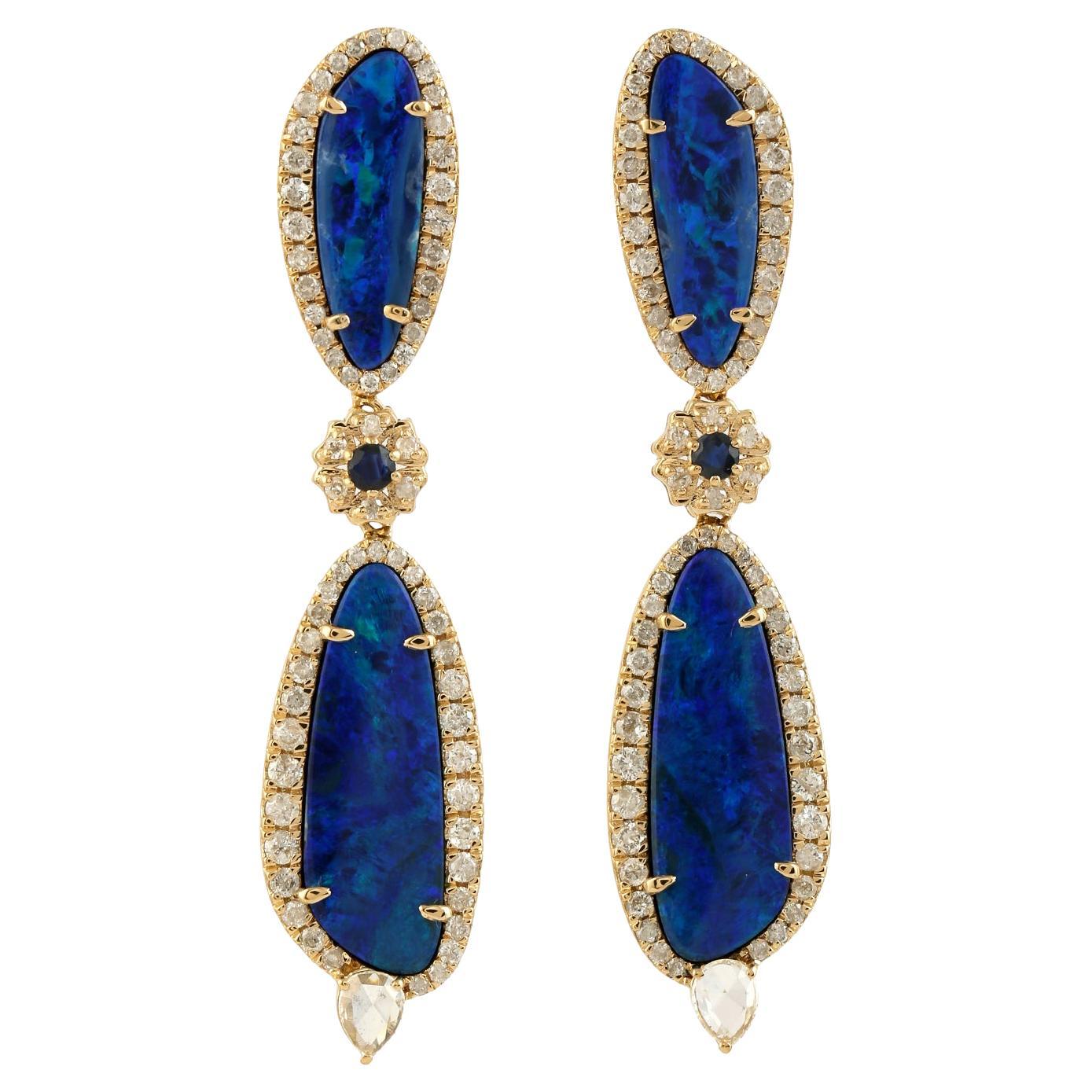 Boucles d'oreilles pendantes 5.65 ct Opale avec saphir et diamants en or jaune 18k