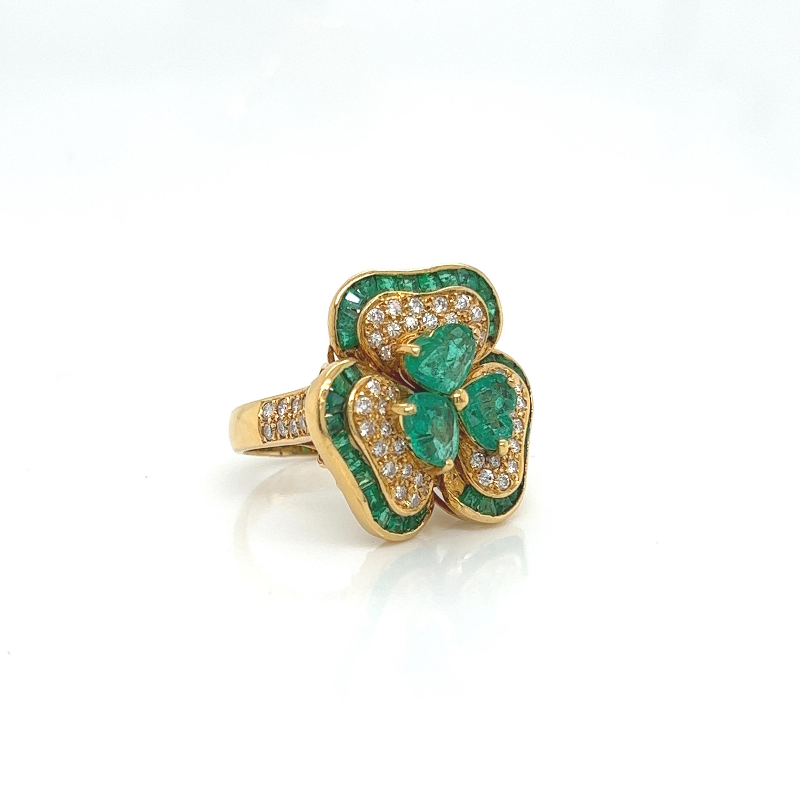 Emerald Cut 5.65 Total Carat Clover 18K Yellow Gold Diamond & Colombian Emerald Ladies Ring For Sale