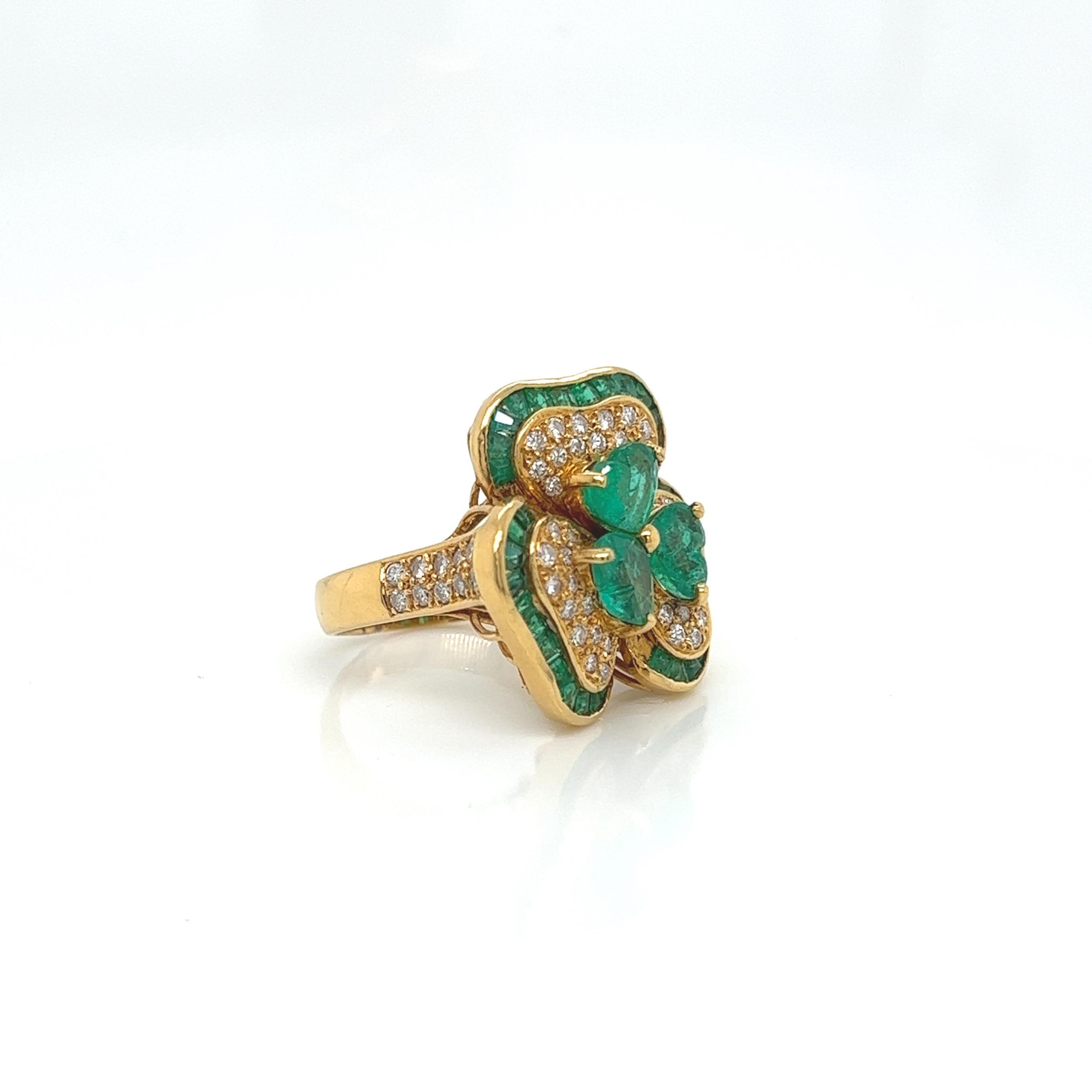 5.65 Total Carat Clover 18K Yellow Gold Diamond & Colombian Emerald Ladies Ring In New Condition For Sale In New York, NY