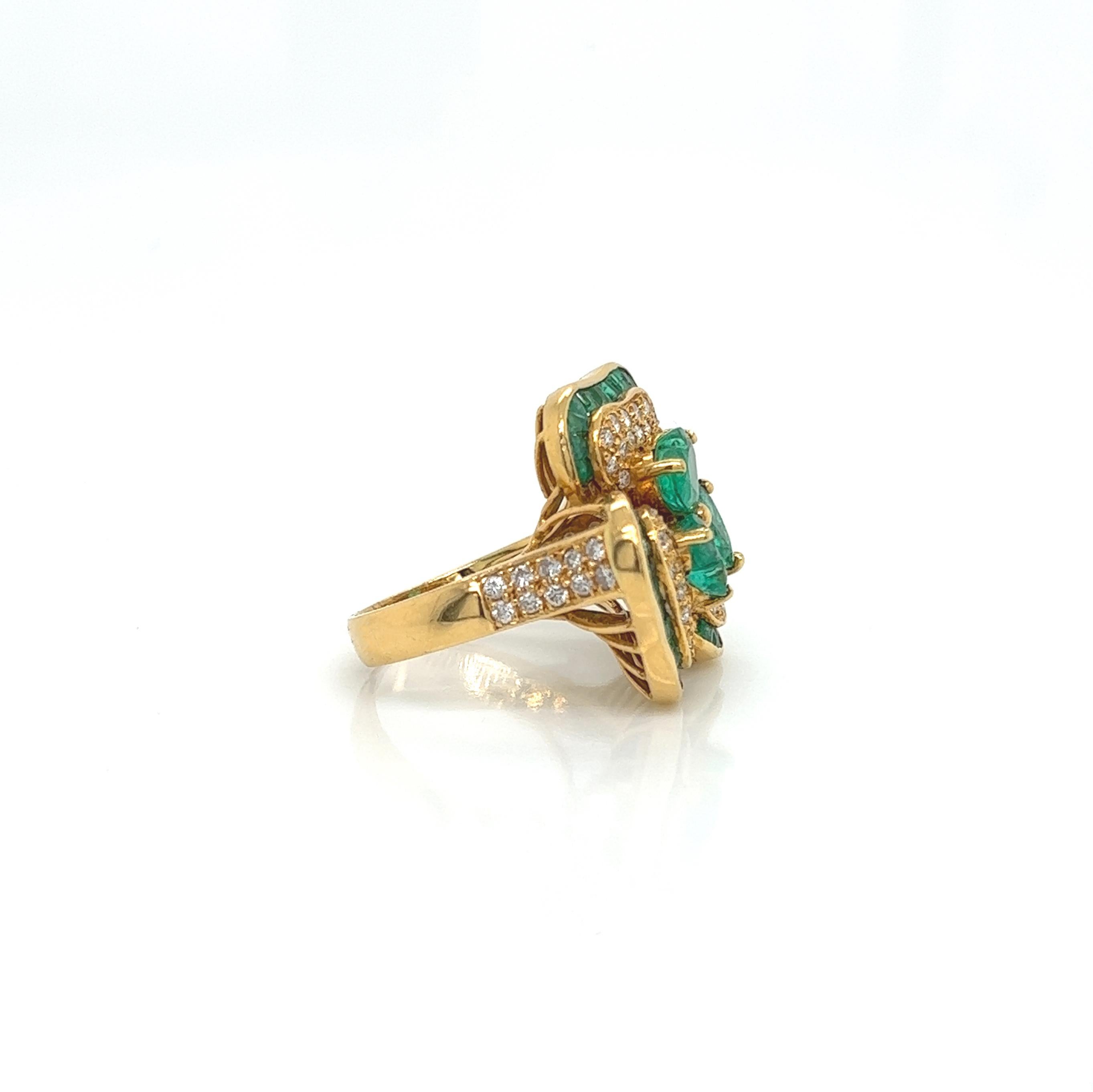 Women's or Men's 5.65 Total Carat Clover 18K Yellow Gold Diamond & Colombian Emerald Ladies Ring For Sale