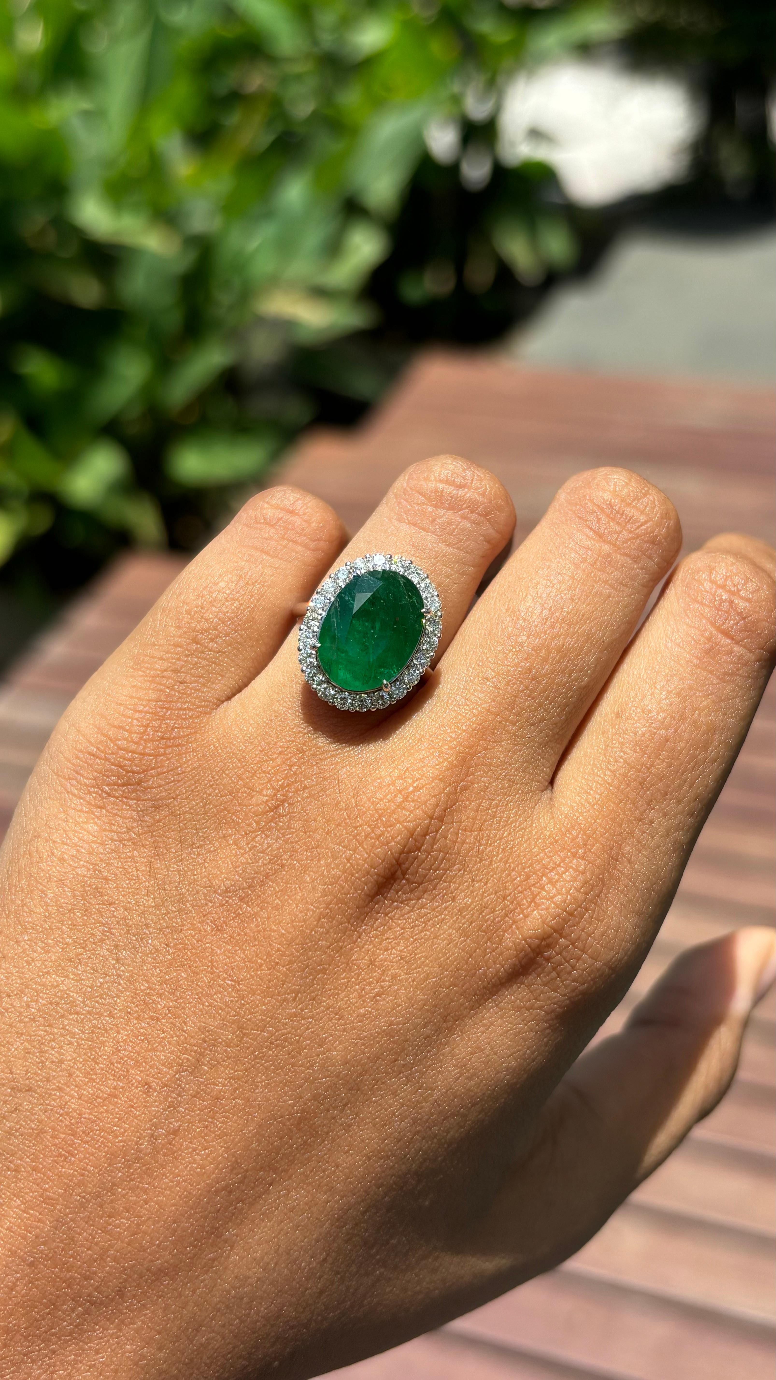 5,65 Karat ovaler sambischer Smaragdring mit Halo-Diamanten aus 18 Karat Weißgold 1