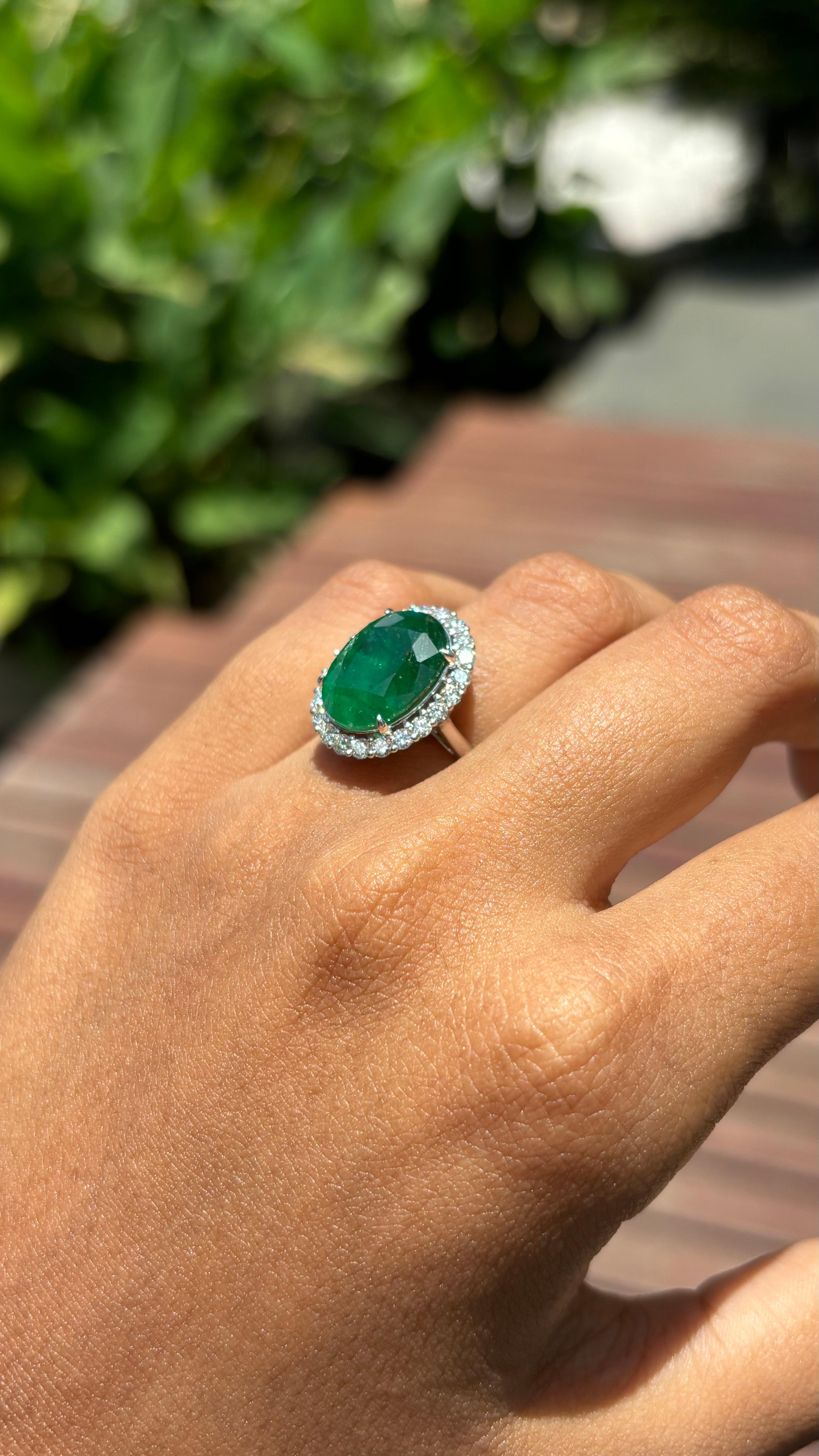 5,65 Karat ovaler sambischer Smaragdring mit Halo-Diamanten aus 18 Karat Weißgold 3