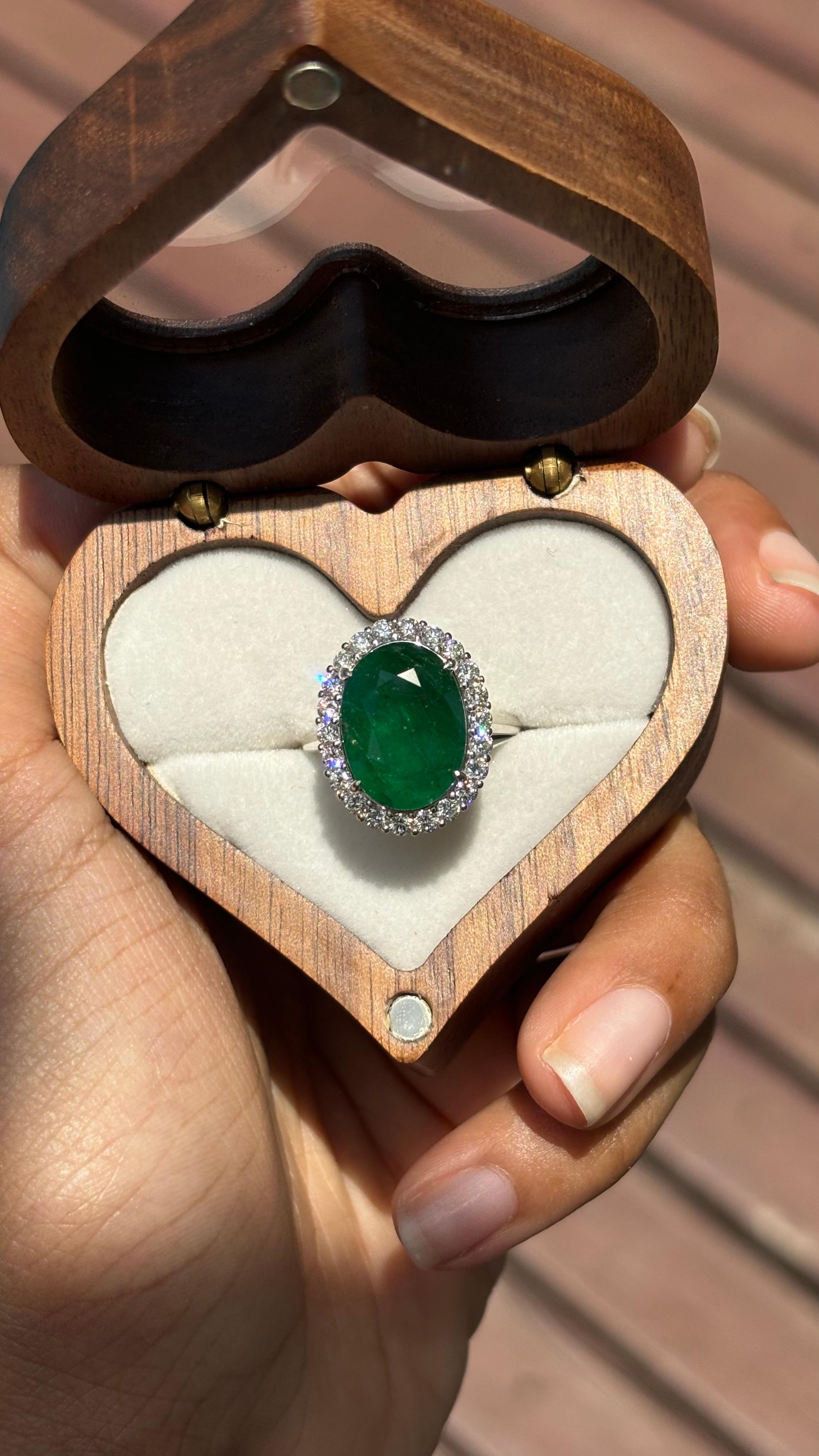 5,65 Karat ovaler sambischer Smaragdring mit Halo-Diamanten aus 18 Karat Weißgold 5
