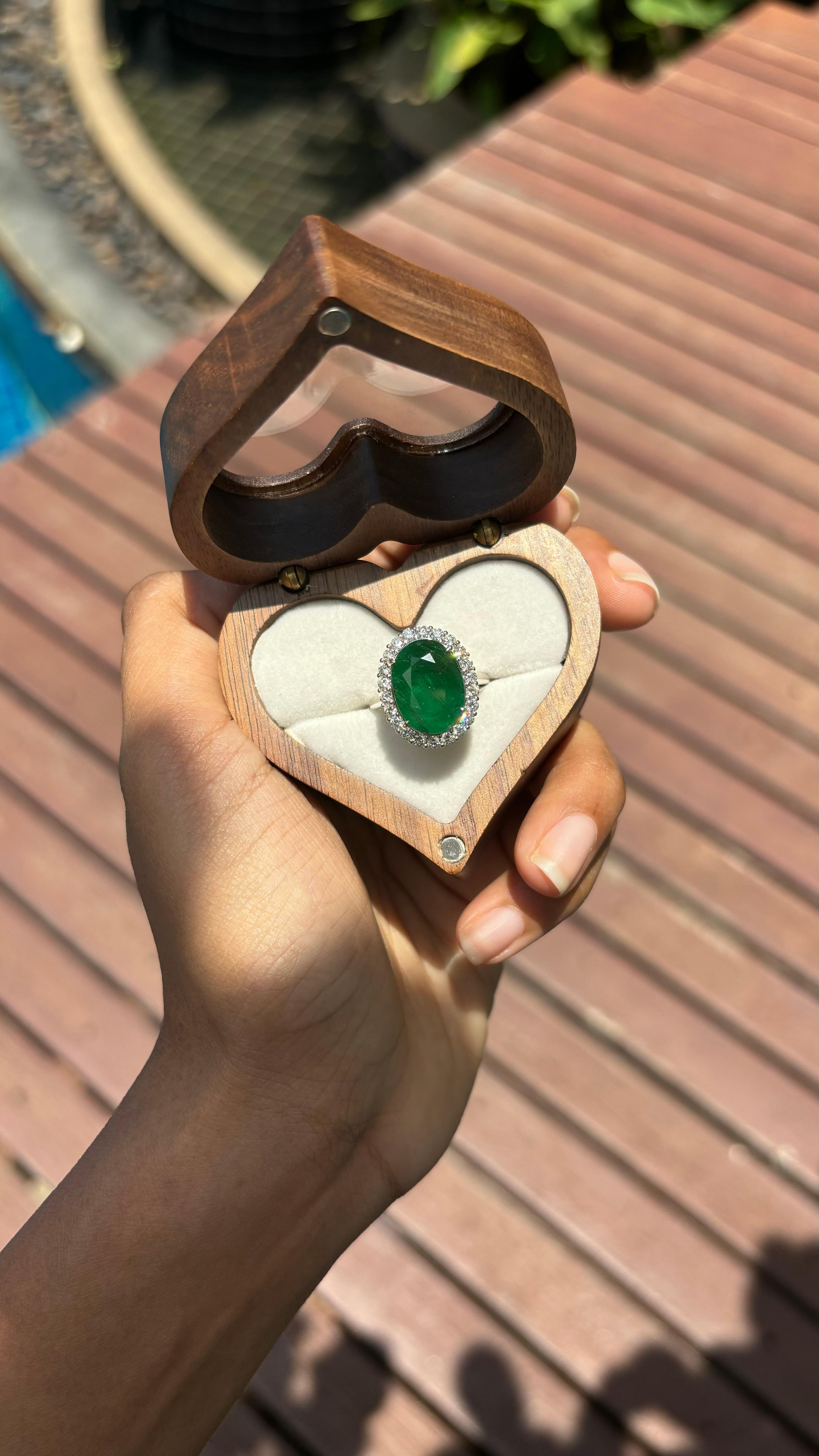 5,65 Karat ovaler sambischer Smaragdring mit Halo-Diamanten aus 18 Karat Weißgold 6