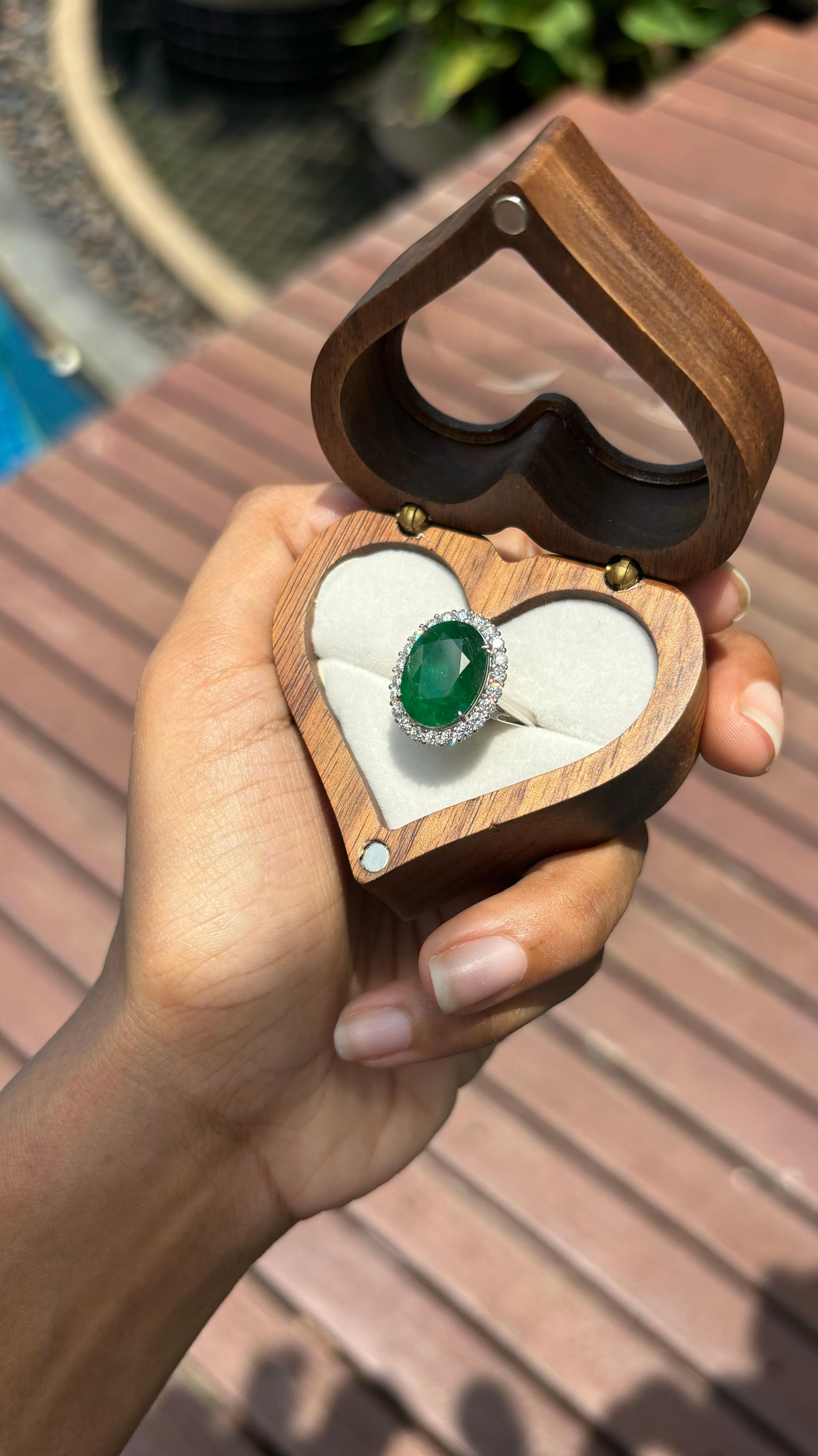 5,65 Karat ovaler sambischer Smaragdring mit Halo-Diamanten aus 18 Karat Weißgold 9
