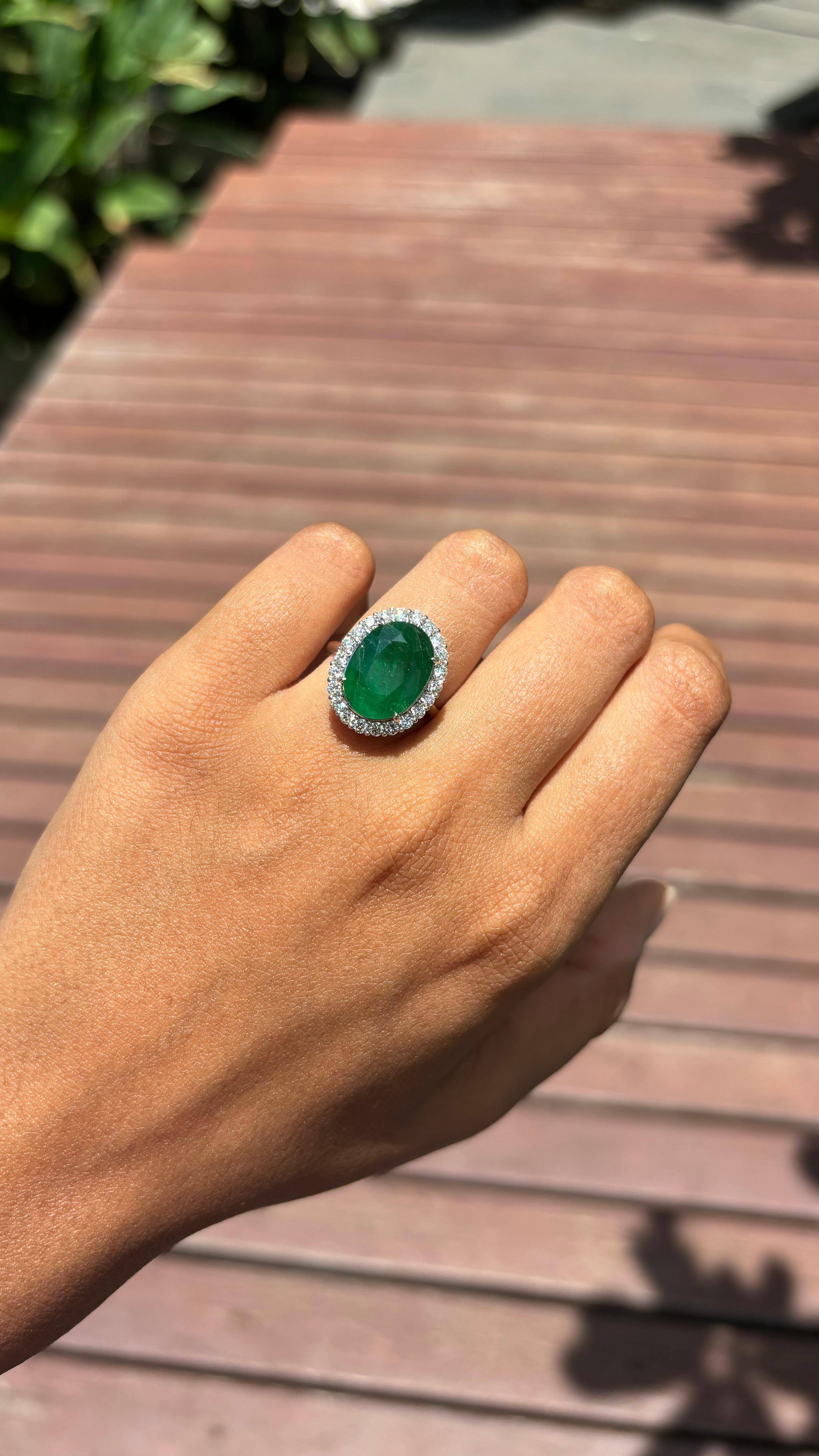 Wir präsentieren diesen klassischen, aber dennoch faszinierenden Ring mit einem 5,65 Karat schweren Smaragd in der Mitte, der durch funkelnde runde Diamanten perfekt ergänzt wird.

Der aus den bezaubernden Minen Sambias stammende Smaragd besticht