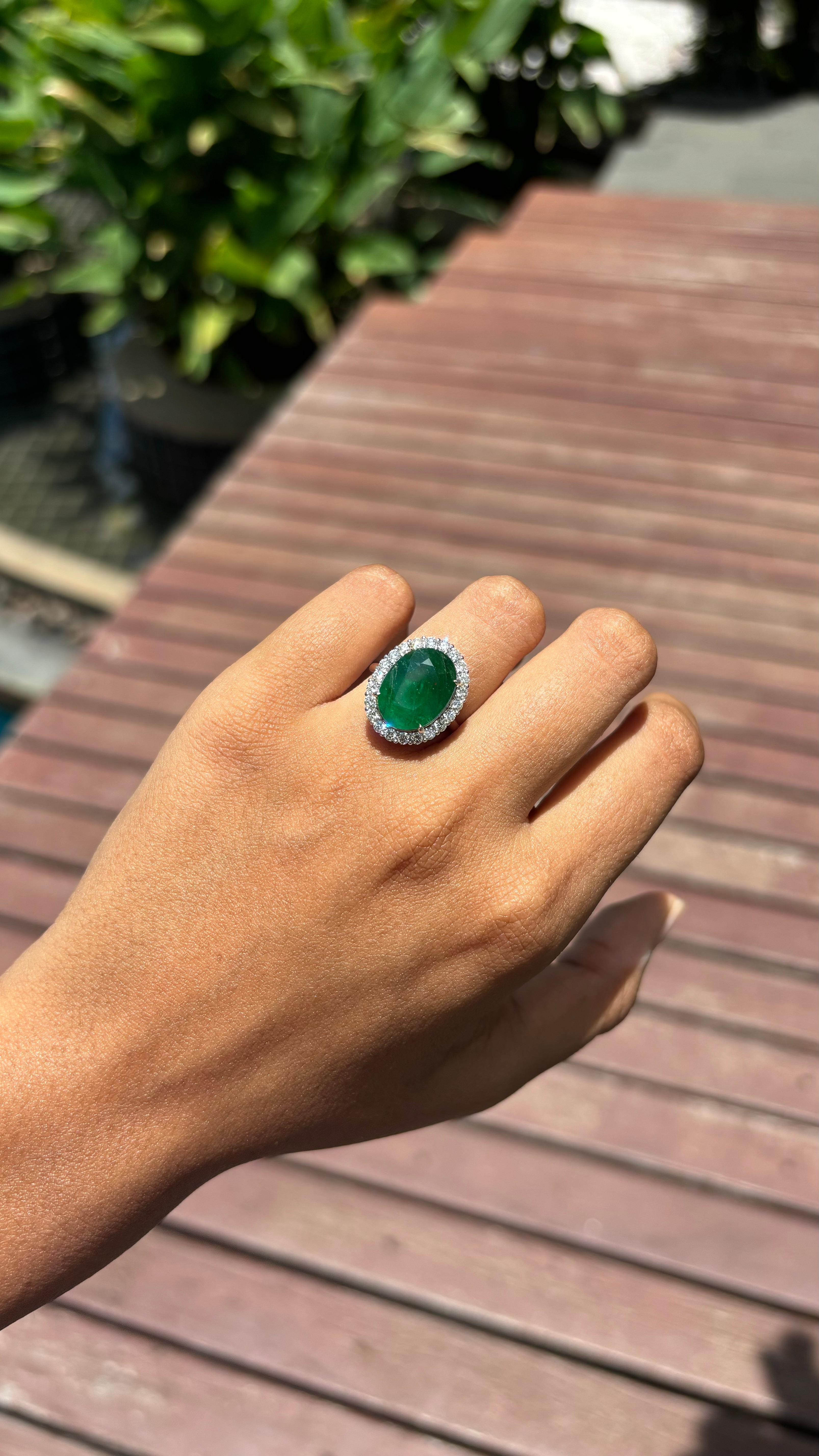5,65 Karat ovaler sambischer Smaragdring mit Halo-Diamanten aus 18 Karat Weißgold (Art déco)