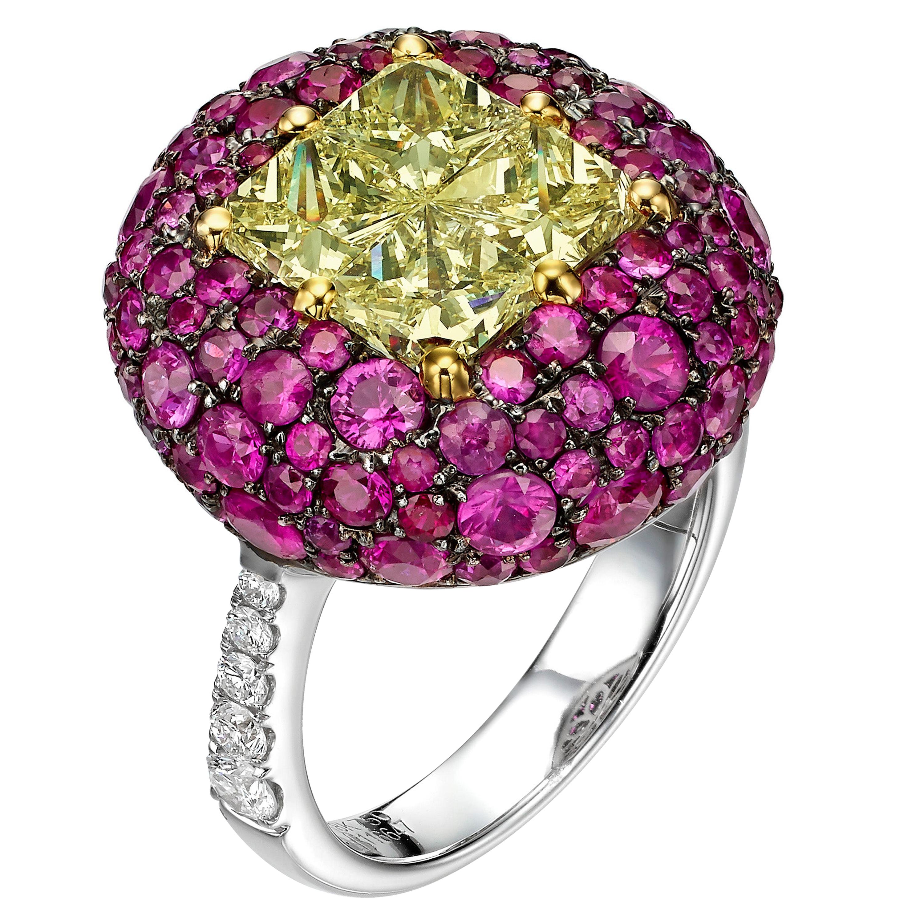 Ring aus 18 Karat Weißgold mit 5,66 Karat gelben Diamanten und Rubinen in Illusion im Angebot