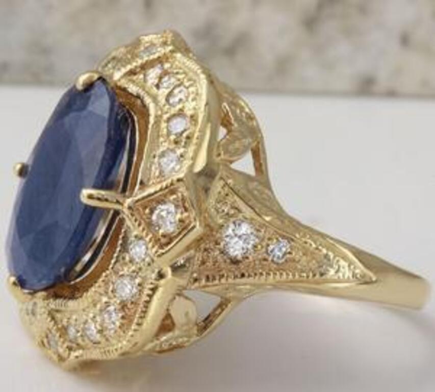 Round Cut 5.66 Carat Exquisite Natural Blue Sapphire and Diamond 14 Karat Solid Gold For Sale