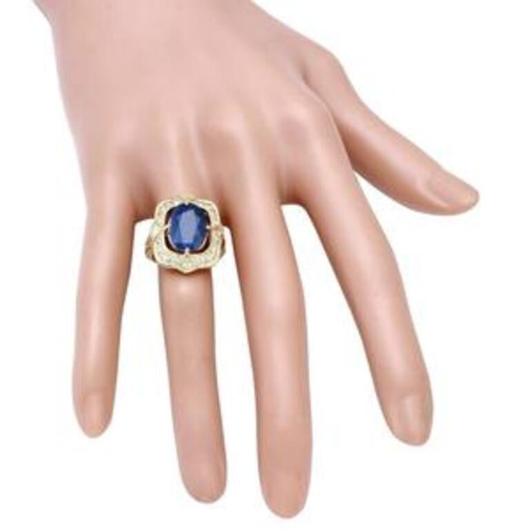 Women's or Men's 5.66 Carat Exquisite Natural Blue Sapphire and Diamond 14 Karat Solid Gold For Sale