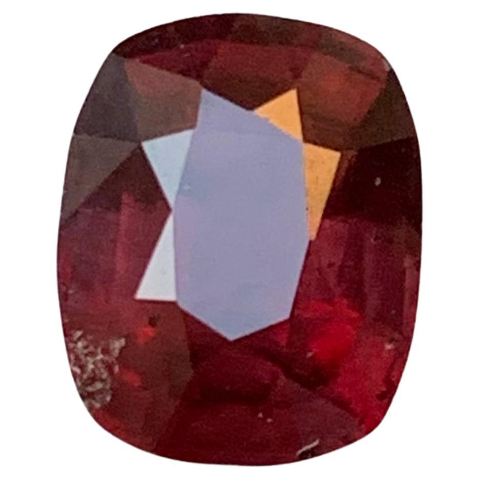 Gema suelta de granate piropo con cambio de color rojo parduzco profundo de 5,66 qt talla cojín