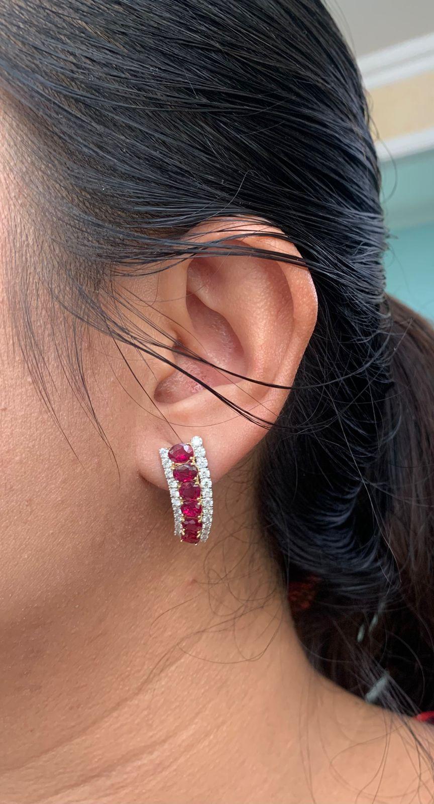 Taglio rotondo 5.67 Carat Burmese Ruby No Heat Pigeon Blood And Diamond Earring in 18K Gold in vendita