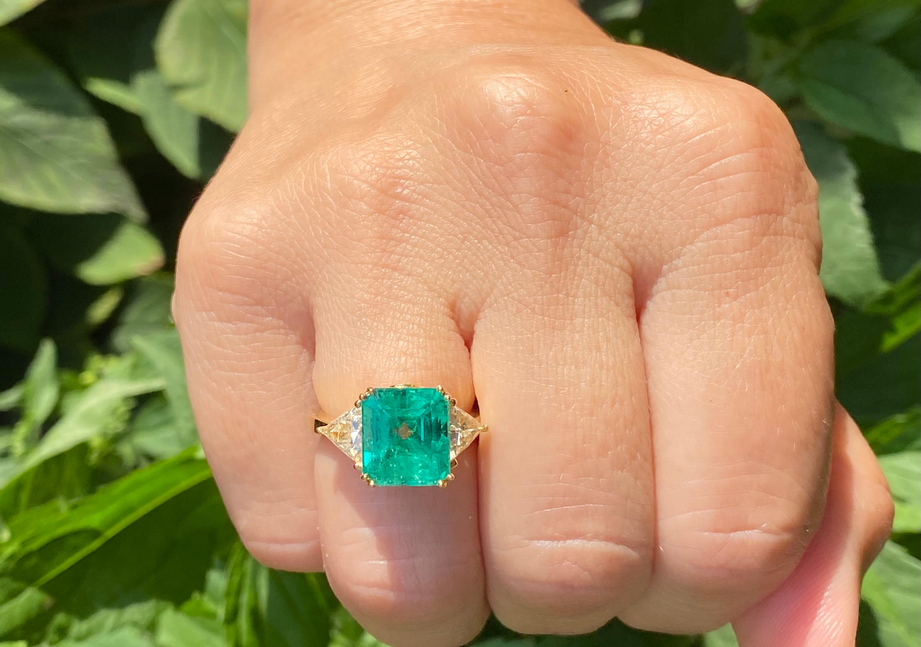 5.67 Carat Emerald-Cut Colombian Emerald and 1.15 Carat Diamond Engagement Ring In New Condition In Miami, FL
