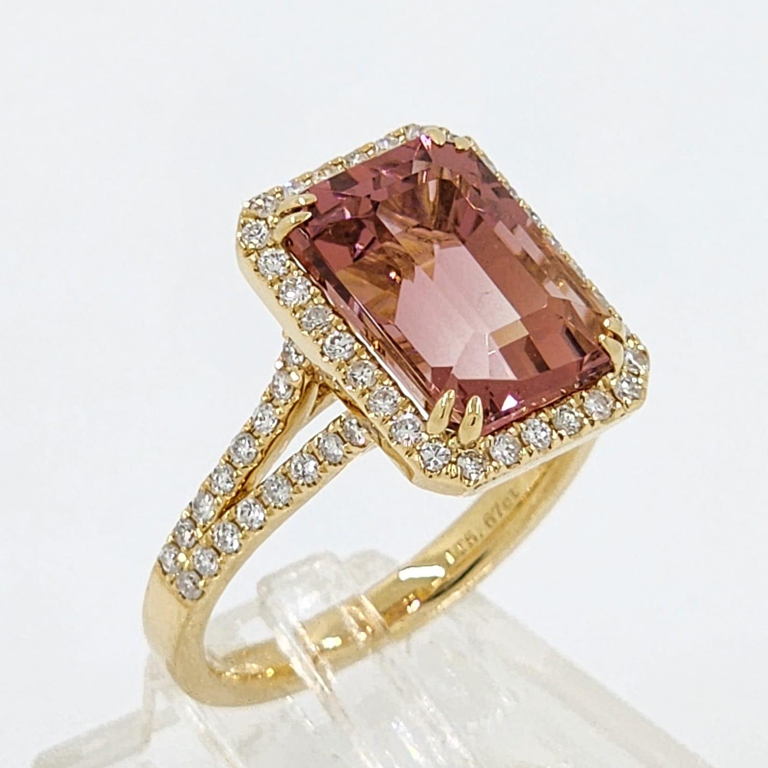 5.67 Carat Pink Tourmaline and Diamond Ring in 18K Yellow Gold In New Condition For Sale In Hong Kong, HK