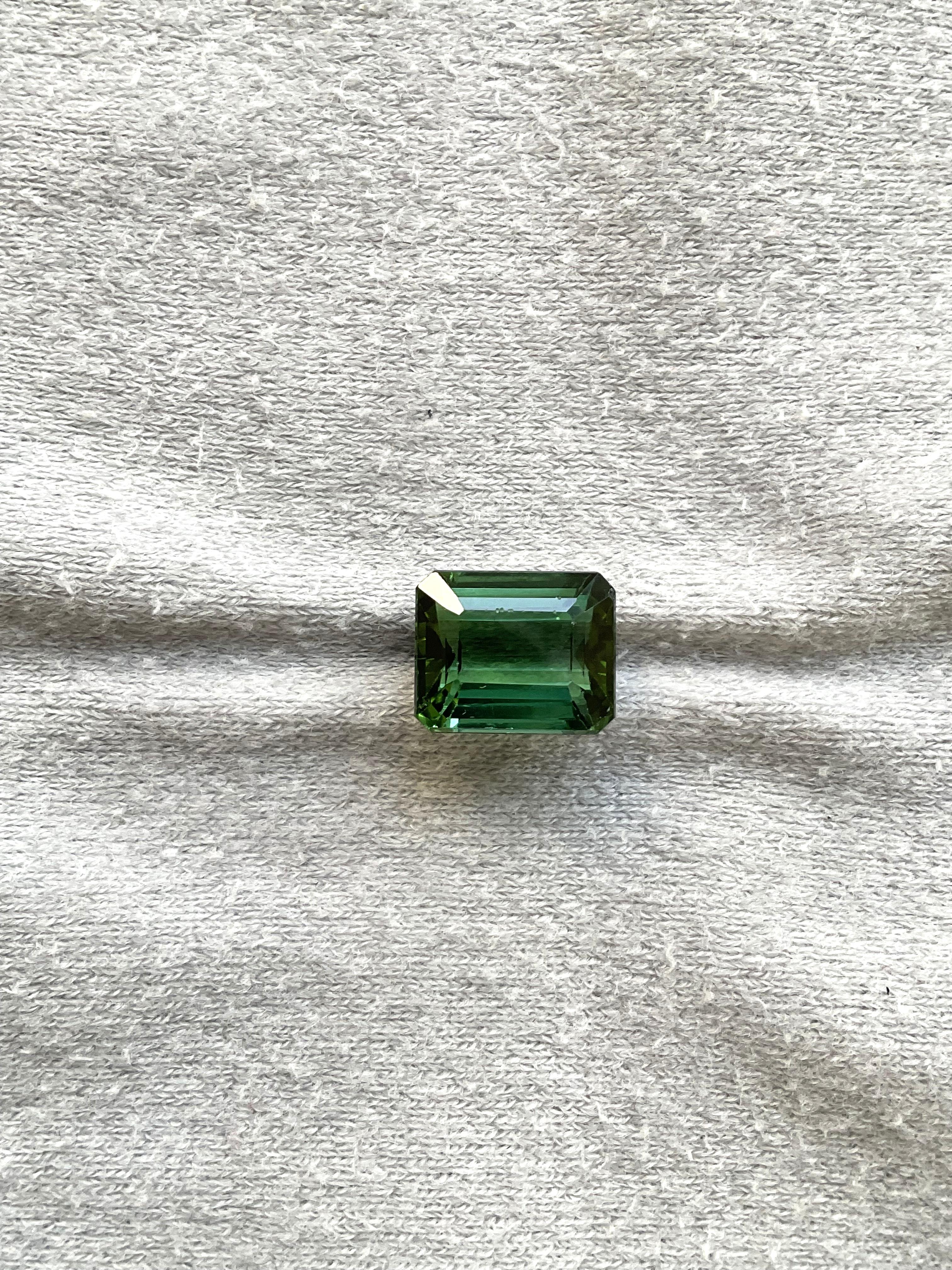 Art déco Pierre naturelle de 5,67 carats, tourmaline verte octogonale taillée à facettes de qualité supérieure en vente