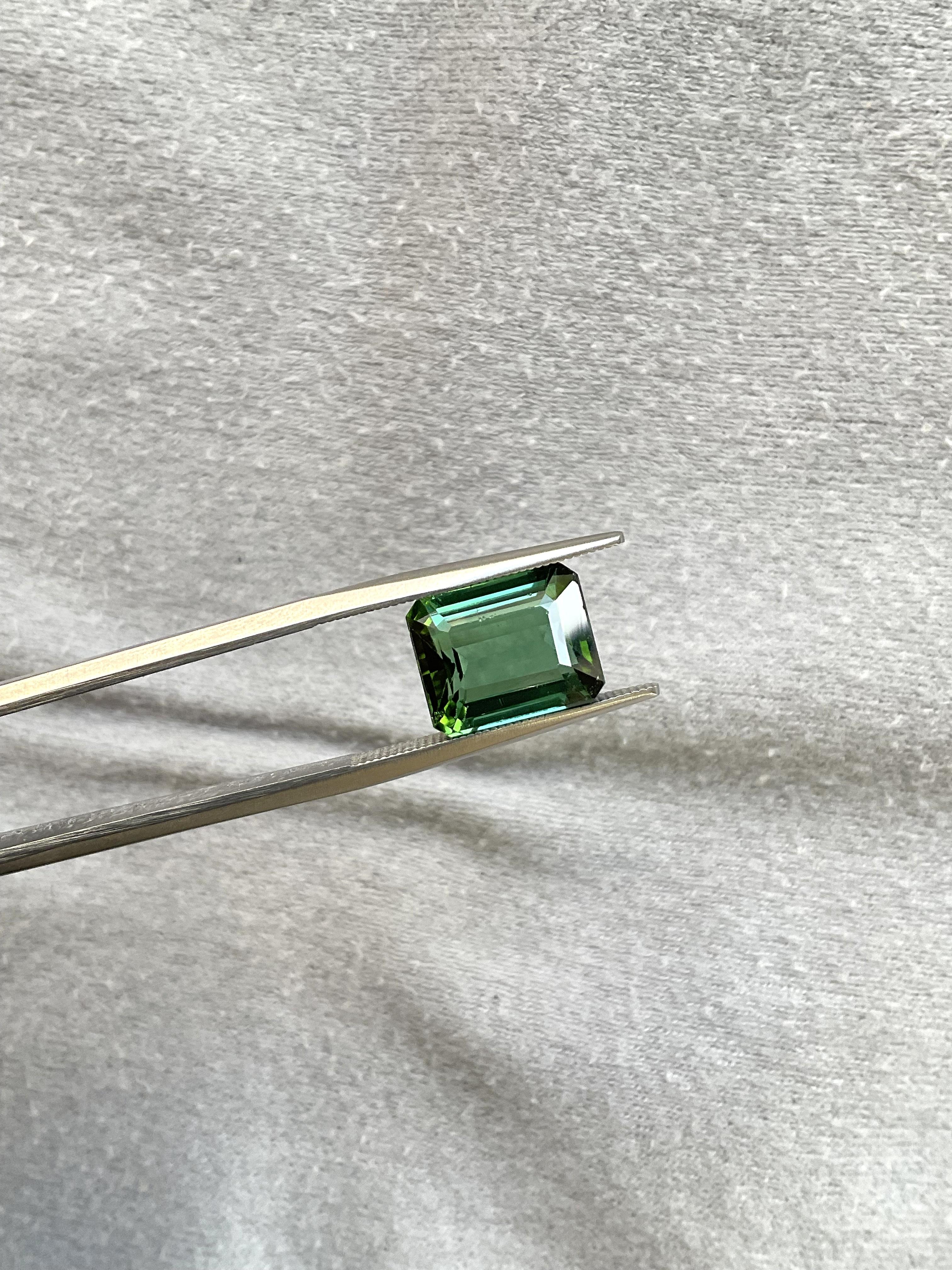 Taille octogone Pierre naturelle de 5,67 carats, tourmaline verte octogonale taillée à facettes de qualité supérieure en vente