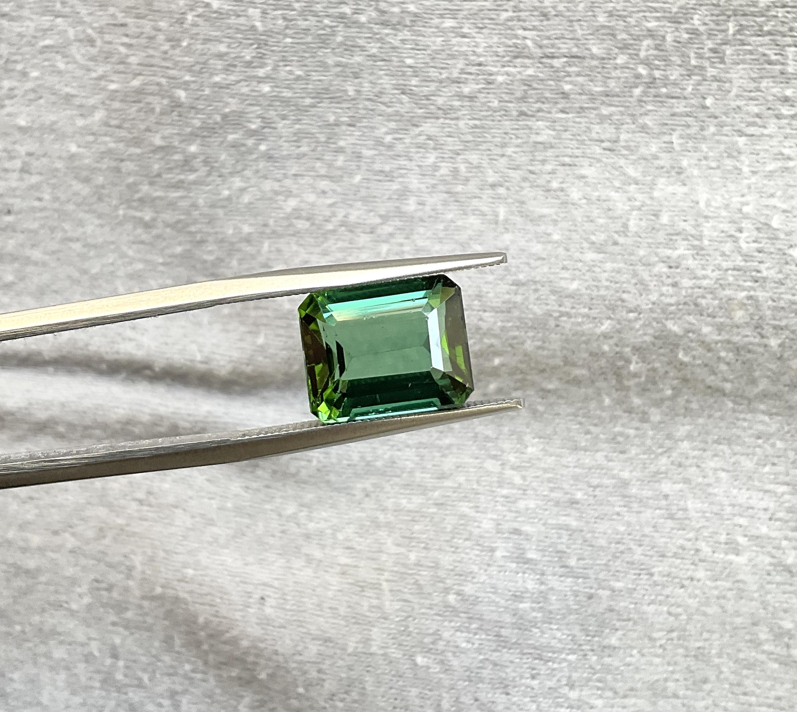 Pierre naturelle de 5,67 carats, tourmaline verte octogonale taillée à facettes de qualité supérieure Neuf - En vente à Jaipur, RJ