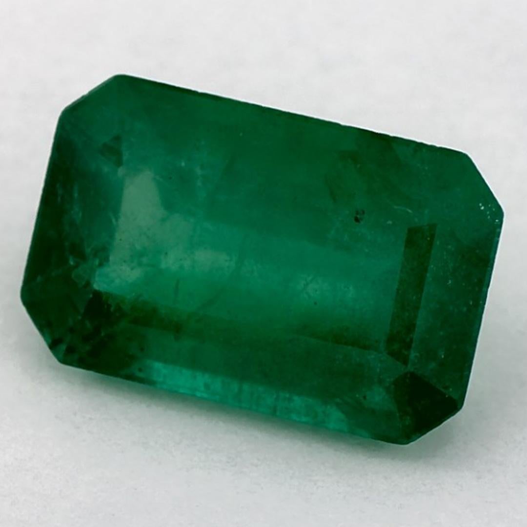 Con un vibrante tono verde, la piedra de nacimiento de mayo es un símbolo del renovado crecimiento primaveral. 

Explora la vibrante colección de esmeraldas, rubíes y zafiros de nuestra tienda, disponibles como gemas sueltas y combinadas con nuestra