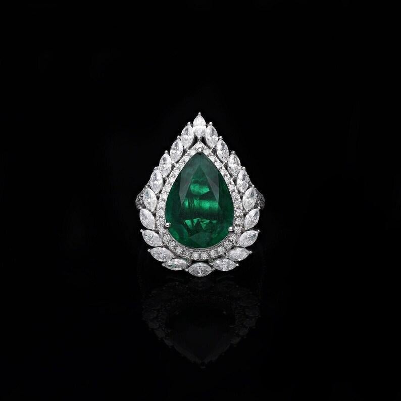 5.67 Cts Pear Cut Natural Emerald Ring / 18k White Gold jewelry In New Condition In jaipur, IN
