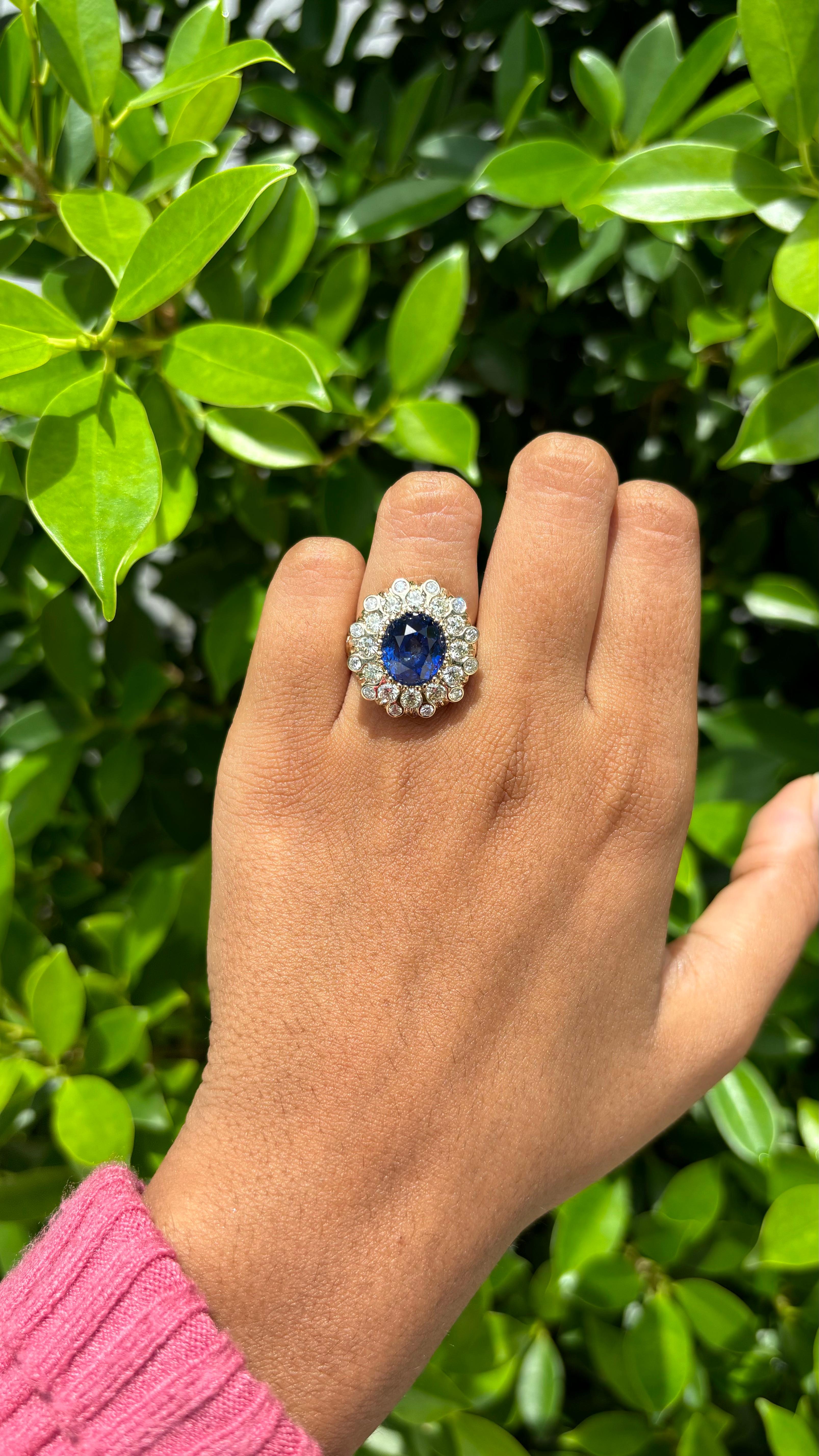 5.67ct Ceylon Sapphire & OMC Diamonds studded Art Deco style 18K White Gold Ring For Sale 4