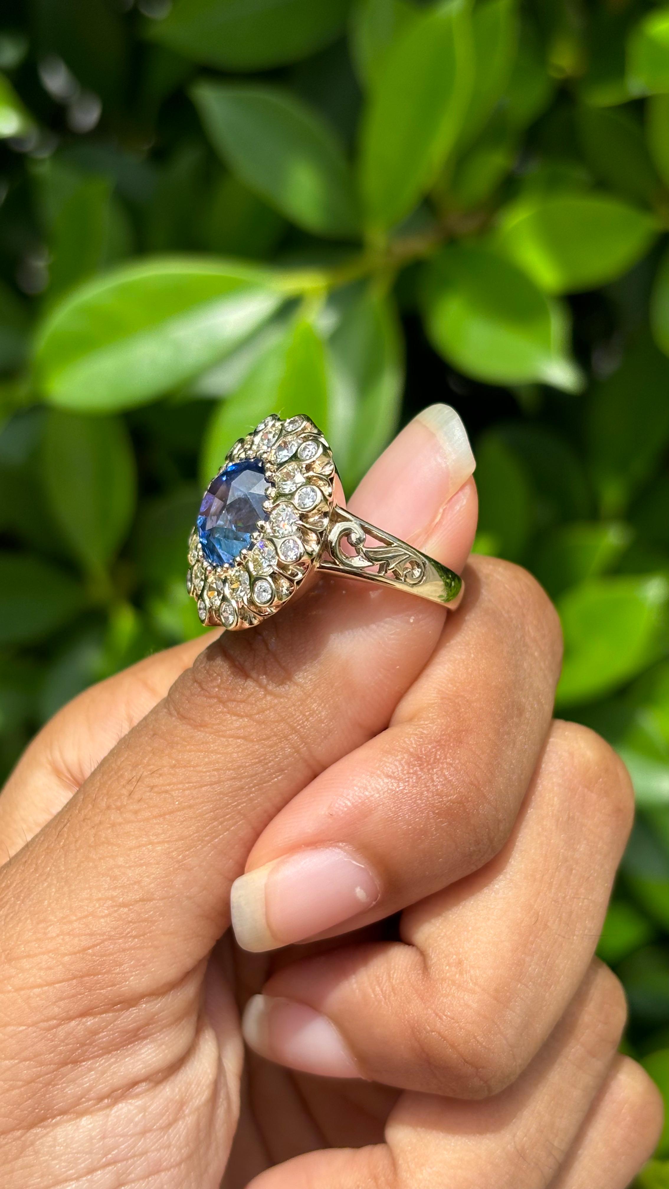 5.67ct Ceylon Sapphire & OMC Diamonds studded Art Deco style 18K White Gold Ring In New Condition For Sale In Bangkok, TH