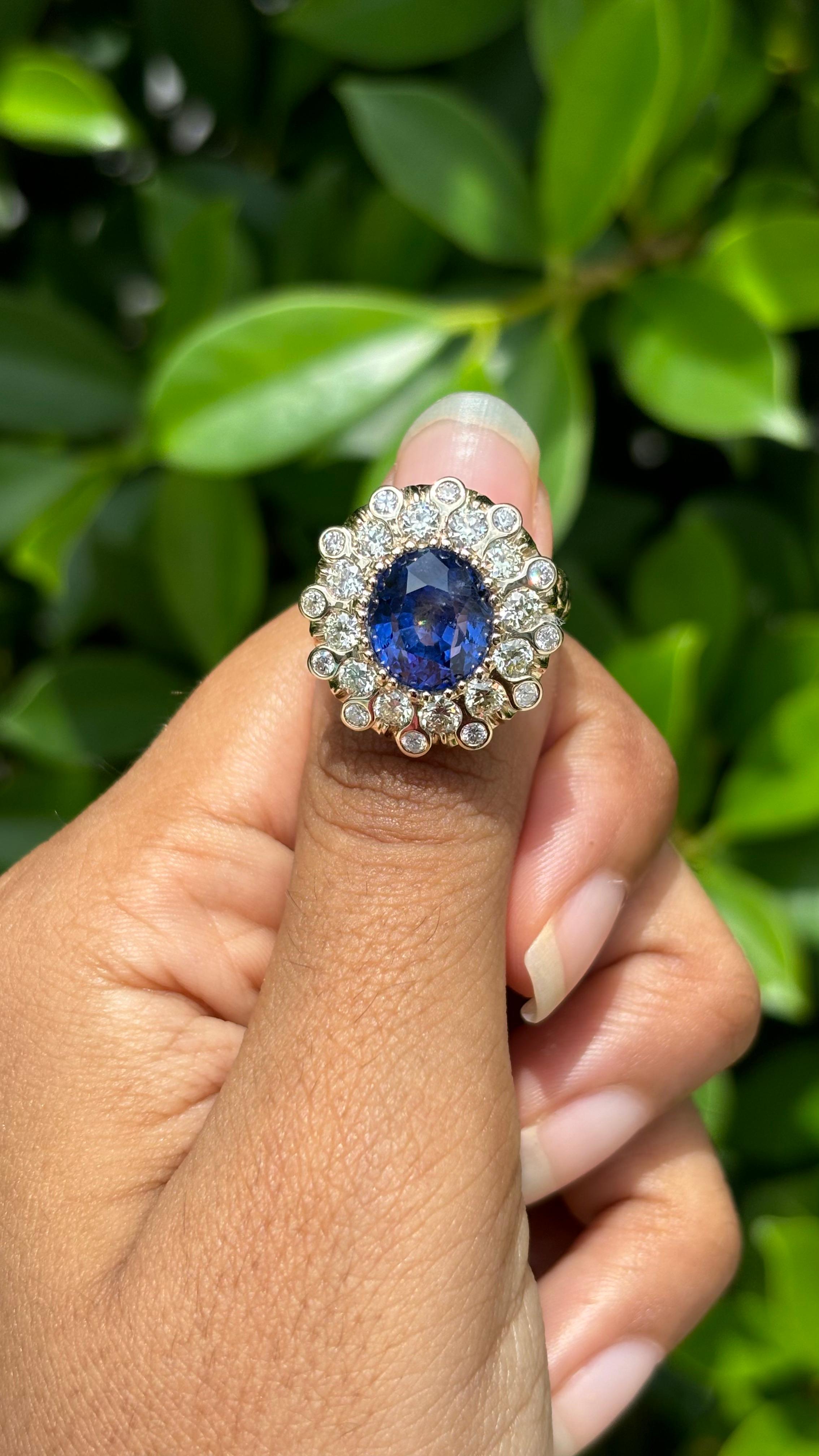Women's 5.67ct Ceylon Sapphire & OMC Diamonds studded Art Deco style 18K White Gold Ring For Sale