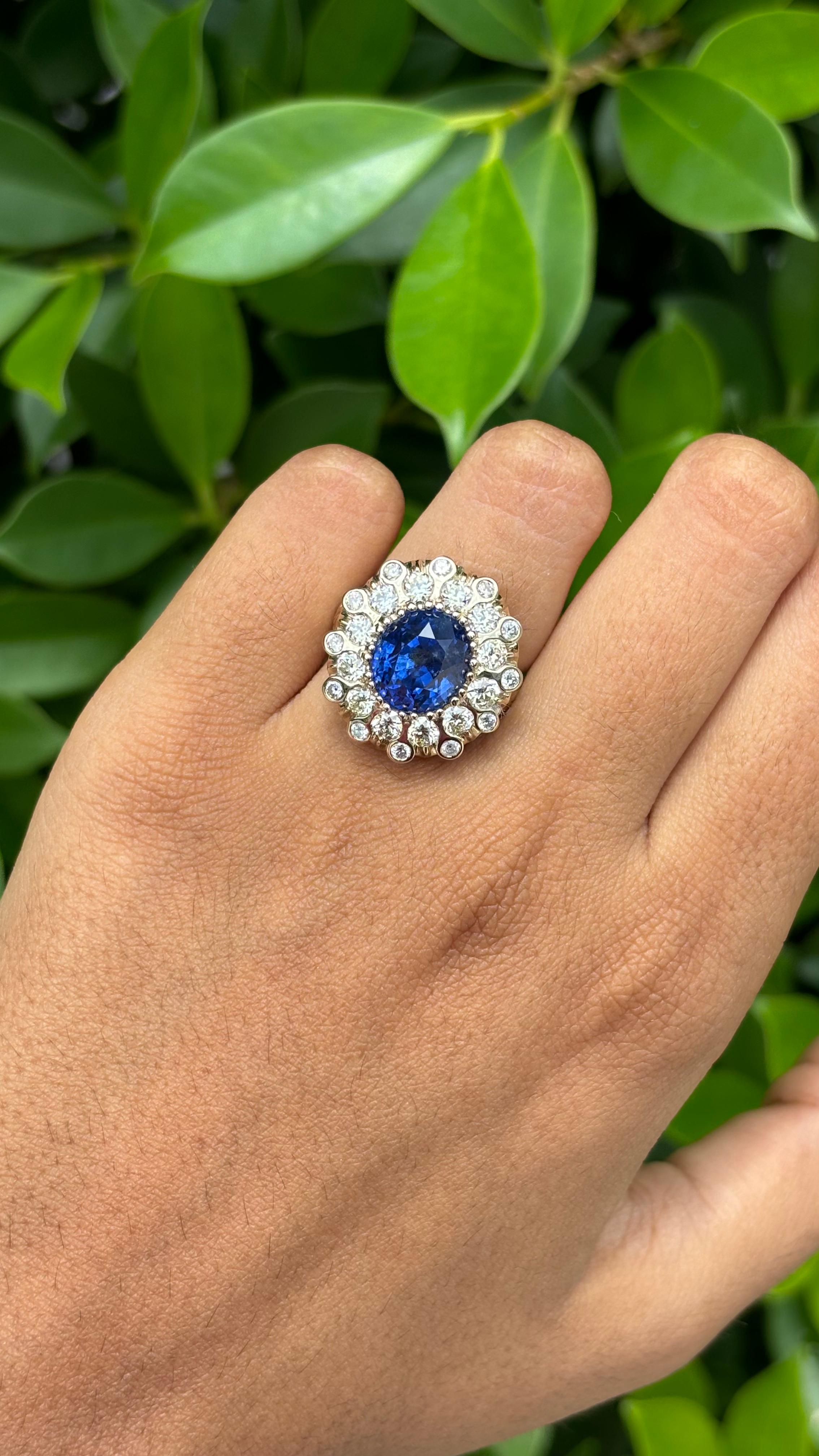 5.67ct Ceylon Sapphire & OMC Diamonds studded Art Deco style 18K White Gold Ring For Sale 1