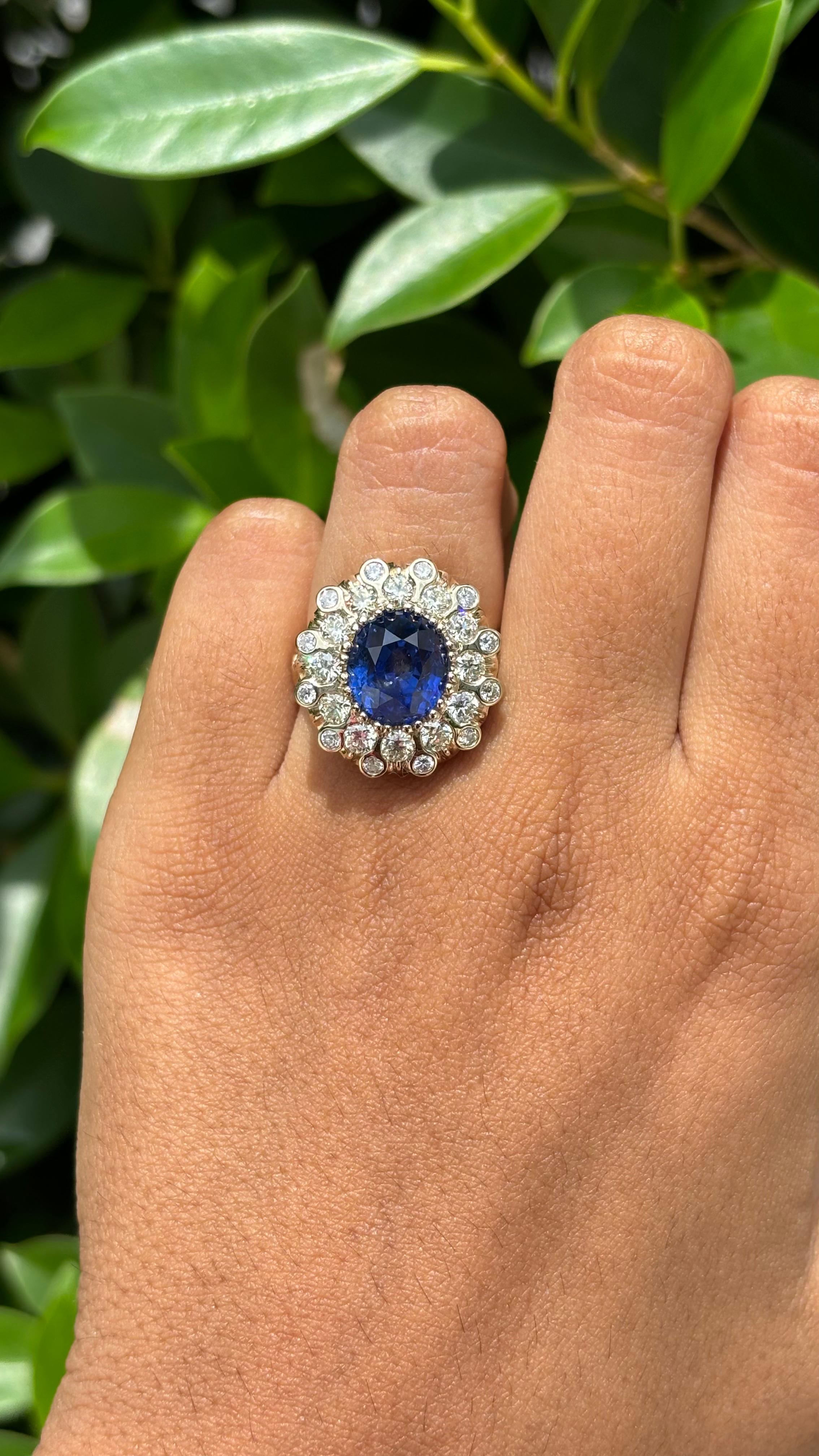 5.67ct Ceylon Sapphire & OMC Diamonds studded Art Deco style 18K White Gold Ring For Sale 2
