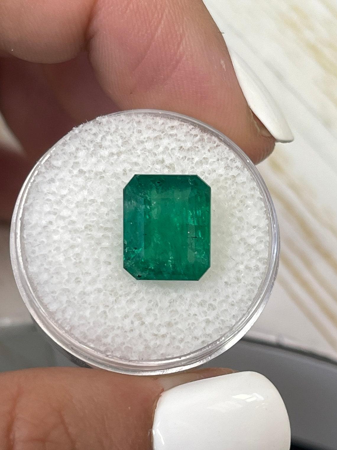 Stein: Smaragd
Gewicht: 5,68 Karat
Form: Smaragd-Schliff
Klarheit: Transparent bis halbtransparent
Lüster: Sehr gut
Farbe: Mittelgrün
Abmessungen: 11,26 mm x 9,30 mm x 6,85 mm
Geografische Herkunft: Sambia
Behandlung: Natürlich, Ölen

Anmerkungen: