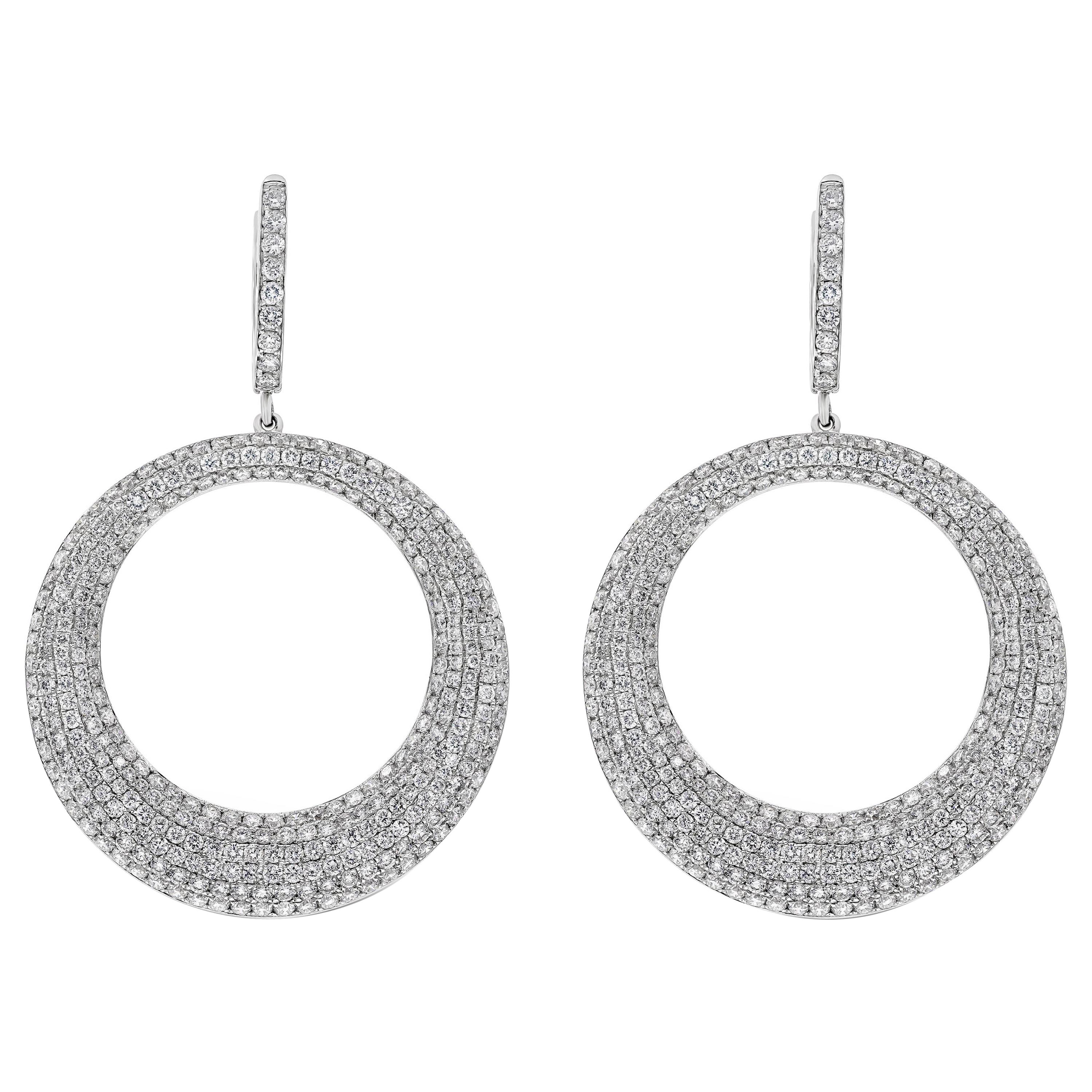 5,68 Karat Brillante runde Diamanten Micro Pave-gefasste kreisförmige Ohrringe im Angebot