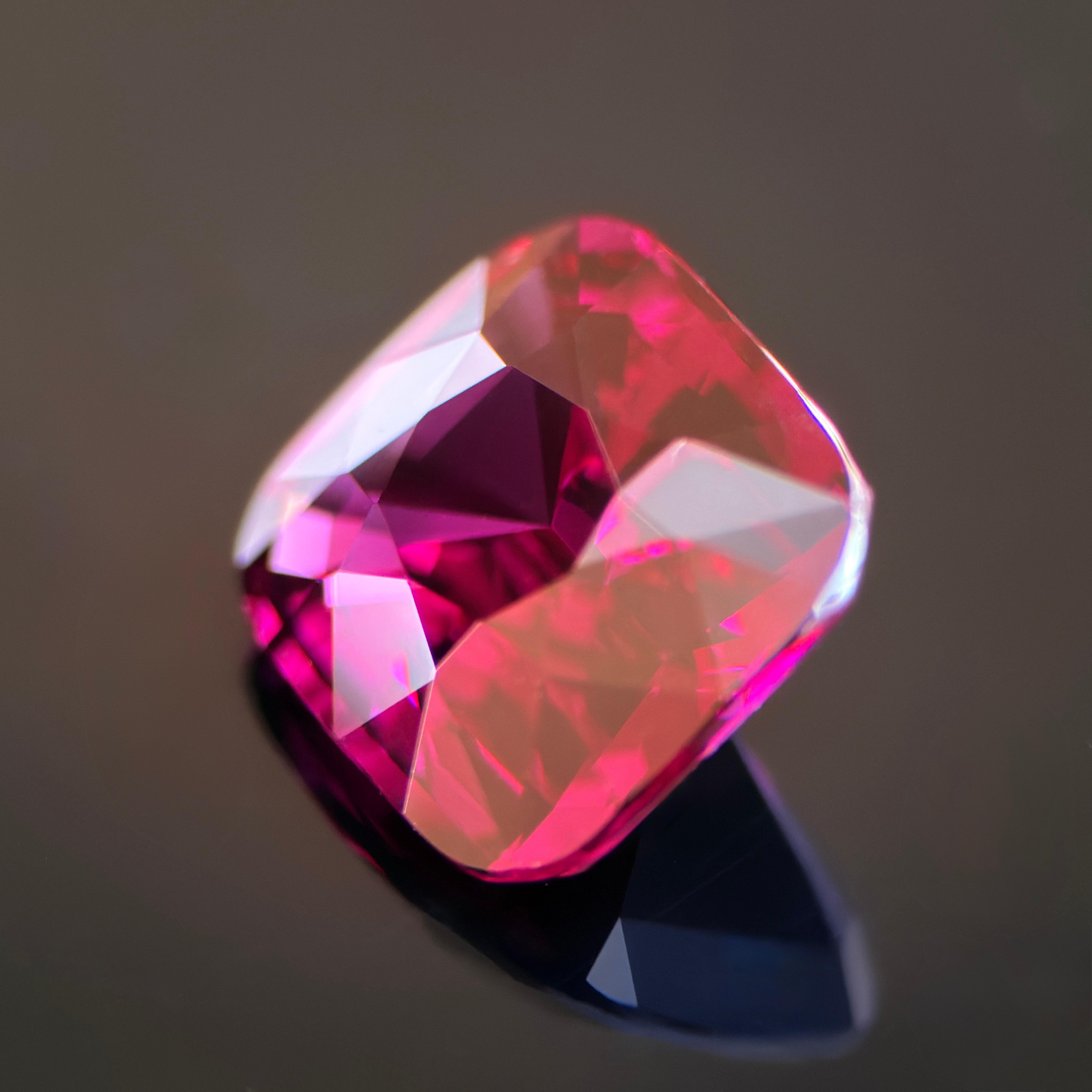 Grenat naturel de 5,68 carats - coussin rouge vif intense, clarté exceptionnelle en vente 5