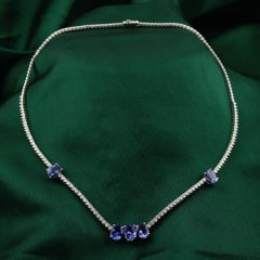 Collana con tanzanite ovale da 5,68 carati e diamanti da 2,82 carati, in oro bianco 18 carati
