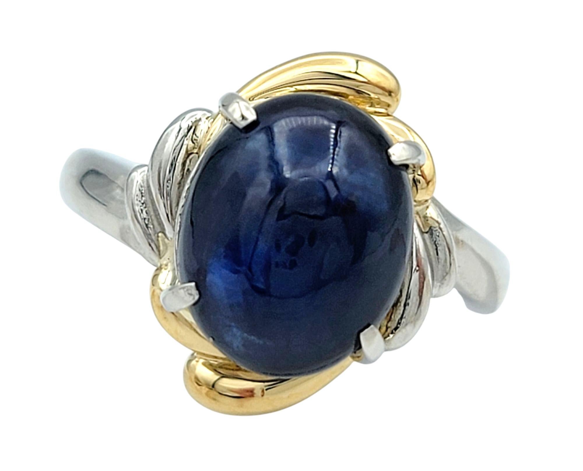Ringgröße: 6 

Dieser auffällige Saphirring präsentiert einen blauen Saphir im ovalen Cabochon-Schliff von 5,68 Karat, der eine bezaubernde Farbtiefe ausstrahlt. Der Edelstein ist in einer raffinierten Kombination aus Platin und 18-karätigem