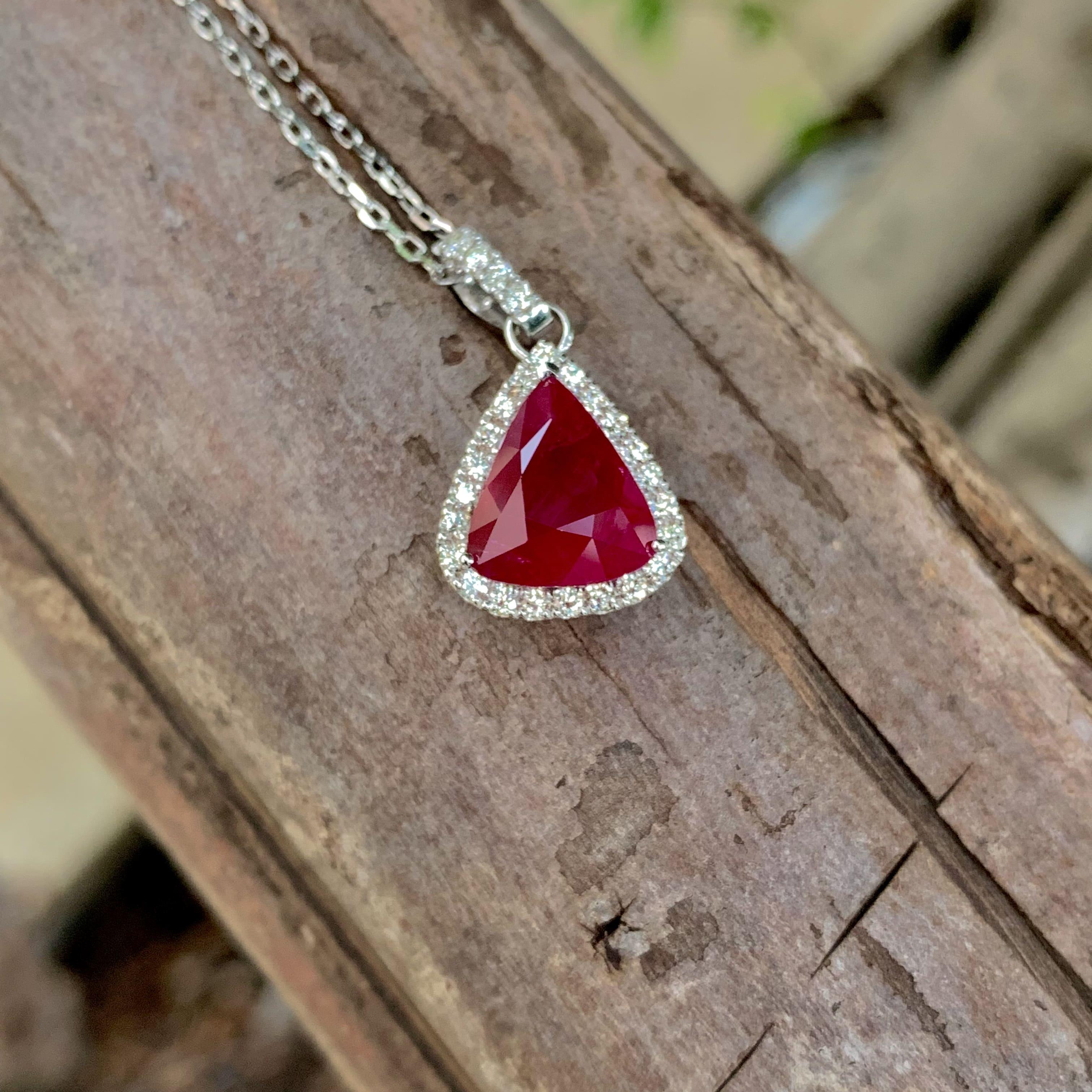 5.68 Ct Mozambique Ruby & Diamonds studded 14K White Gold Pendant In New Condition In Bangkok, TH