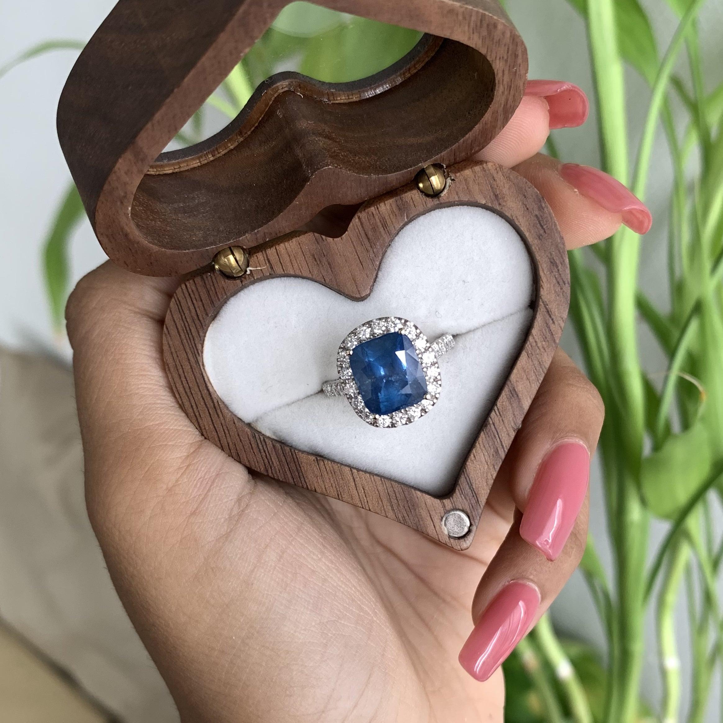 5,68 Karat Blauer Saphir & Diamant Ring aus 14K Weißgold (Kissenschliff) im Angebot