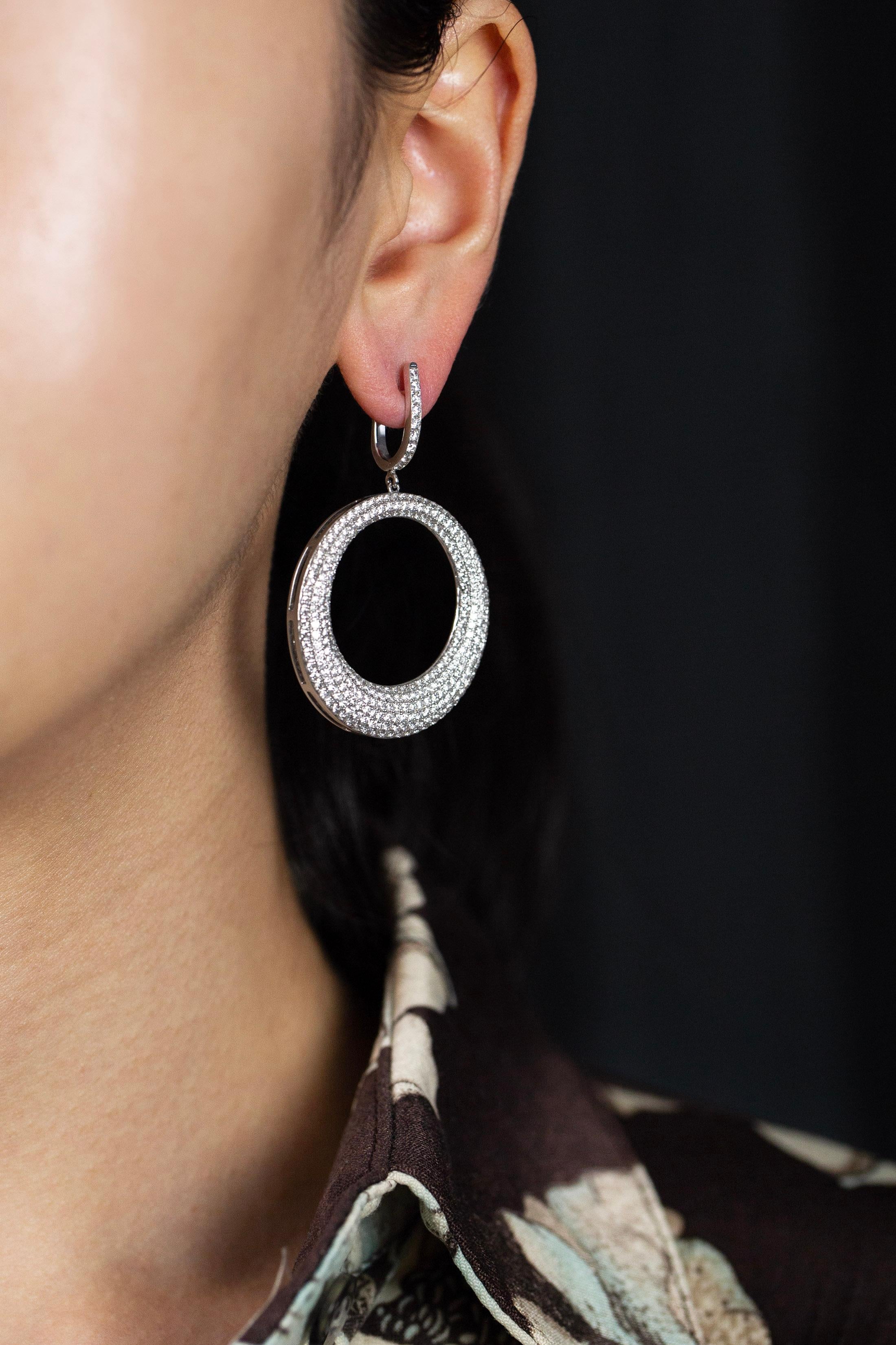 5,68 Karat Brillante runde Diamanten Micro Pave-gefasste kreisförmige Ohrringe (Rundschliff) im Angebot