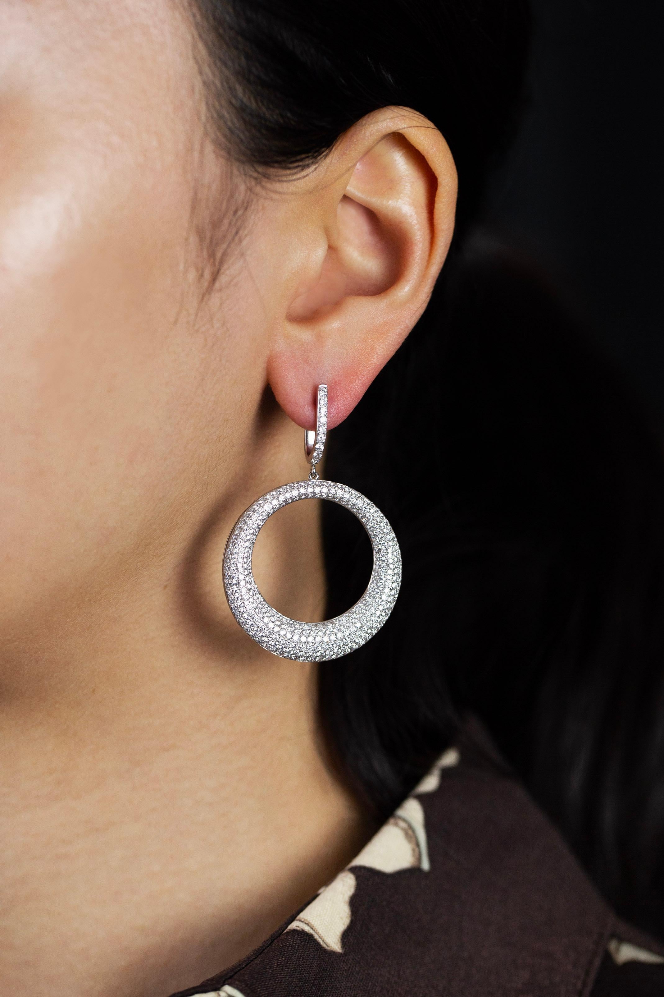5,68 Karat Brillante runde Diamanten Micro Pave-gefasste kreisförmige Ohrringe im Zustand „Neu“ im Angebot in New York, NY