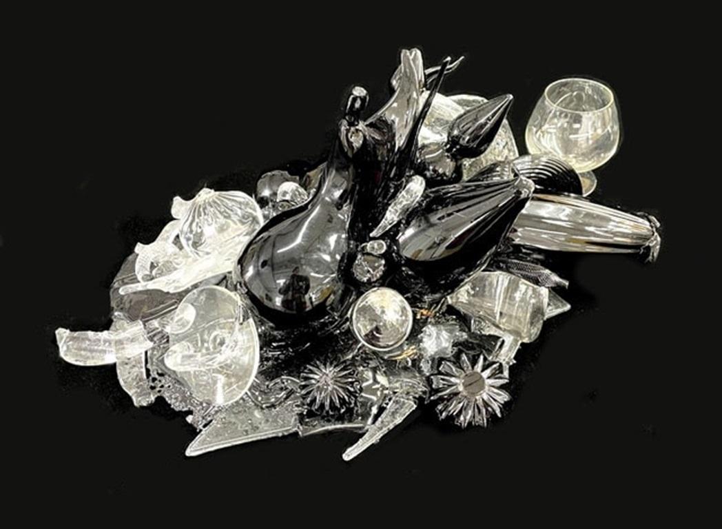 Cluster n° 17 de Beth Lipman, 2020

Informations complémentaires :
Supports : Verre, adhésif
Dimensions : 8 × 15 × 13 in (20,3 × 38,1 × 33 cm)

À propos de l'artiste : Beth Lipman est une artiste américaine dont la pratique sculpturale explore les
