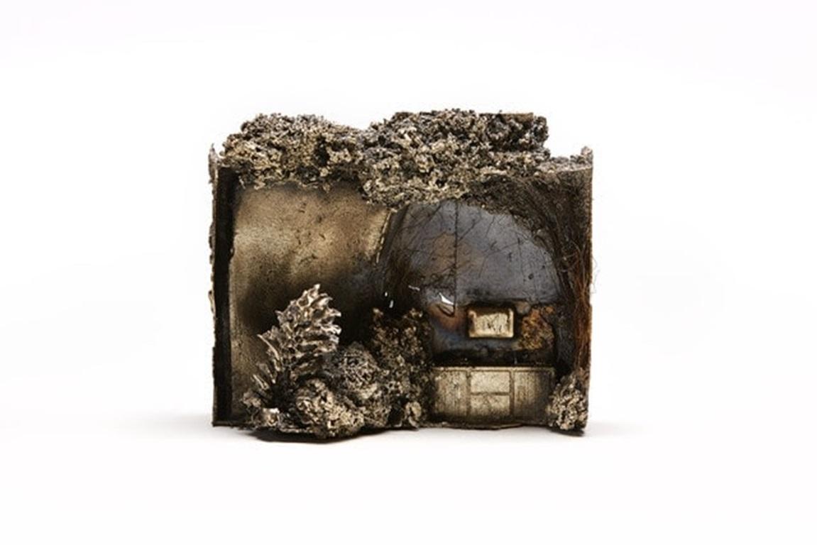 Distill #1, Arte de Beth Lipman, 2015

Más información:
Medio: Bajo
Dimensiones: 22,9 × 33 × 11,4 cm (9 × 13 × 4 1/2 pulg.)

Sobre la artista: Beth Lipman es una artista estadounidense cuya práctica escultórica explora aspectos de la cultura