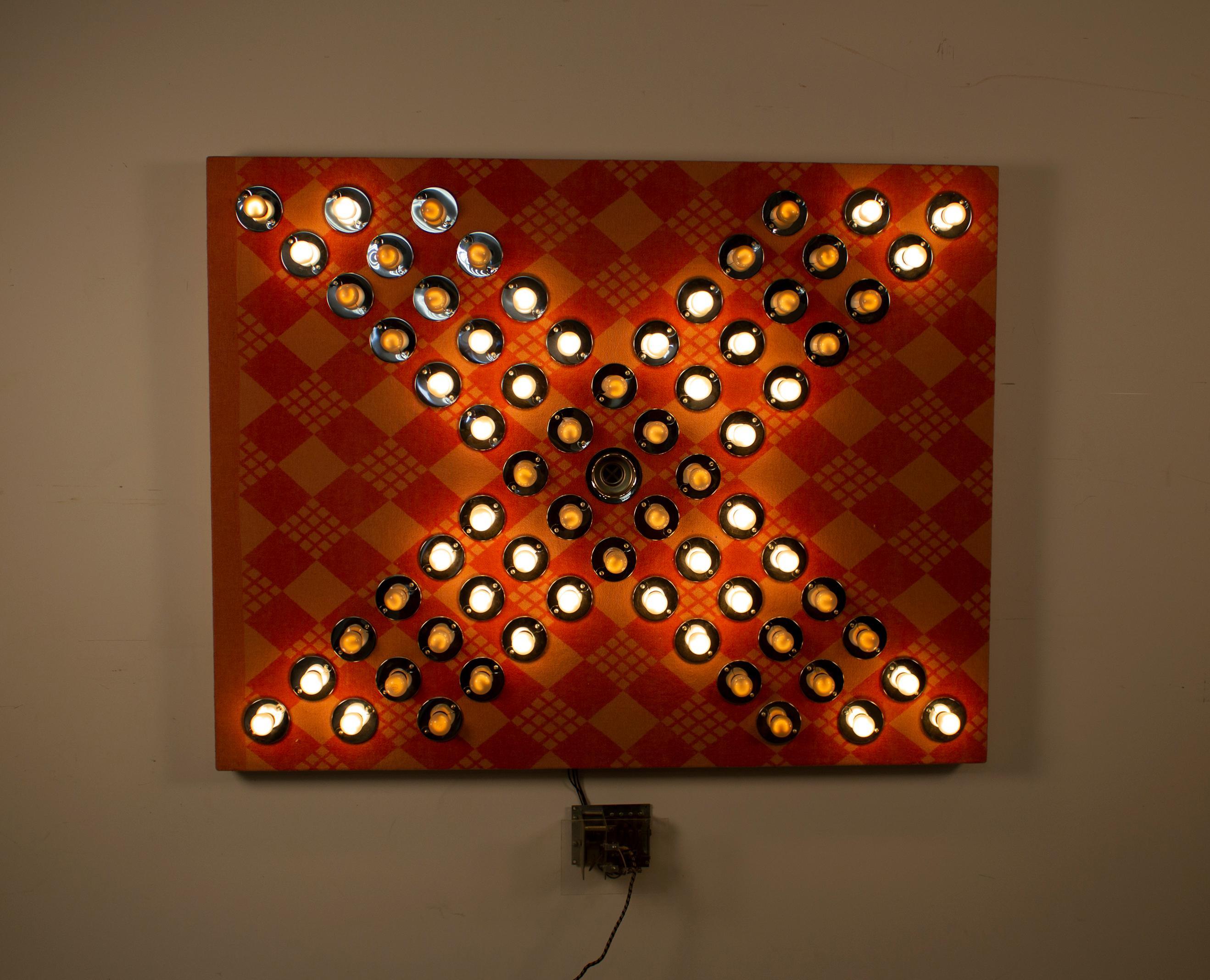 Sequentielle blinkende Lichtskulptur des zeitgenössischen Künstlers David Szfranski. 

Decke
Holzsubstrat
Beleuchtung
Elektronischer Blinkmechanismus.
Box 9 