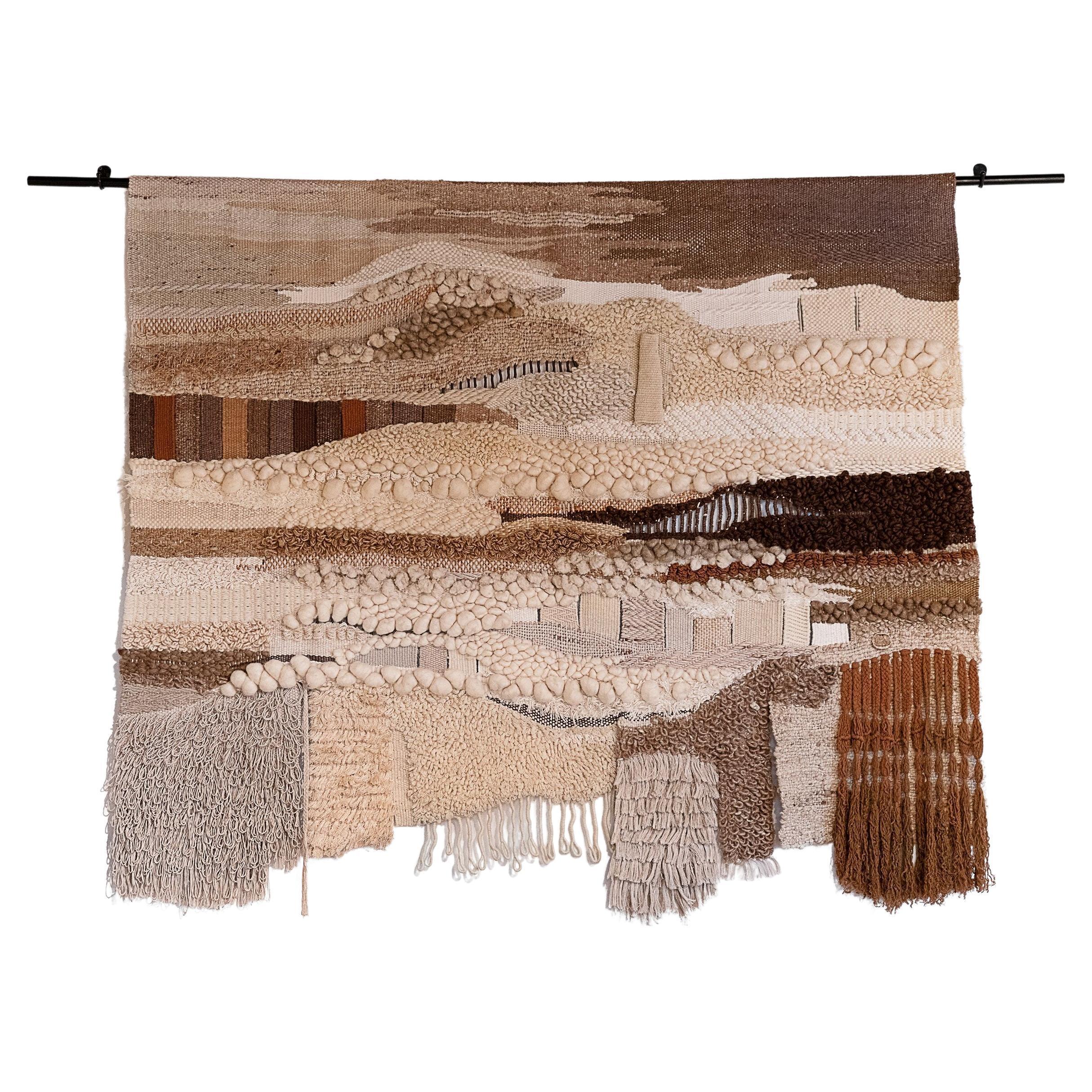 Pieza textil tejida a mano en la década de 1960 por el artista de la fibra de fama mundial Romeo Reyna.
Las piezas de Reyna de esta envergadura tardaban meses en completarse y, en su mayoría, sólo se conseguían por encargo y rara vez están