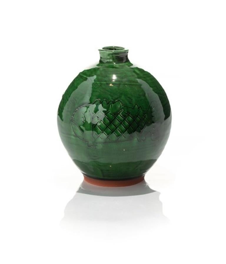 Vase en forme de poisson vert, par Jeffry Mitchell, 2020

Informations complémentaires :
Support : Céramique émaillée
Dimensions : 8 x 6 in

À propos de l'artiste : Jeffry Mitchell utilise principalement la céramique et connaît bien ses traditions