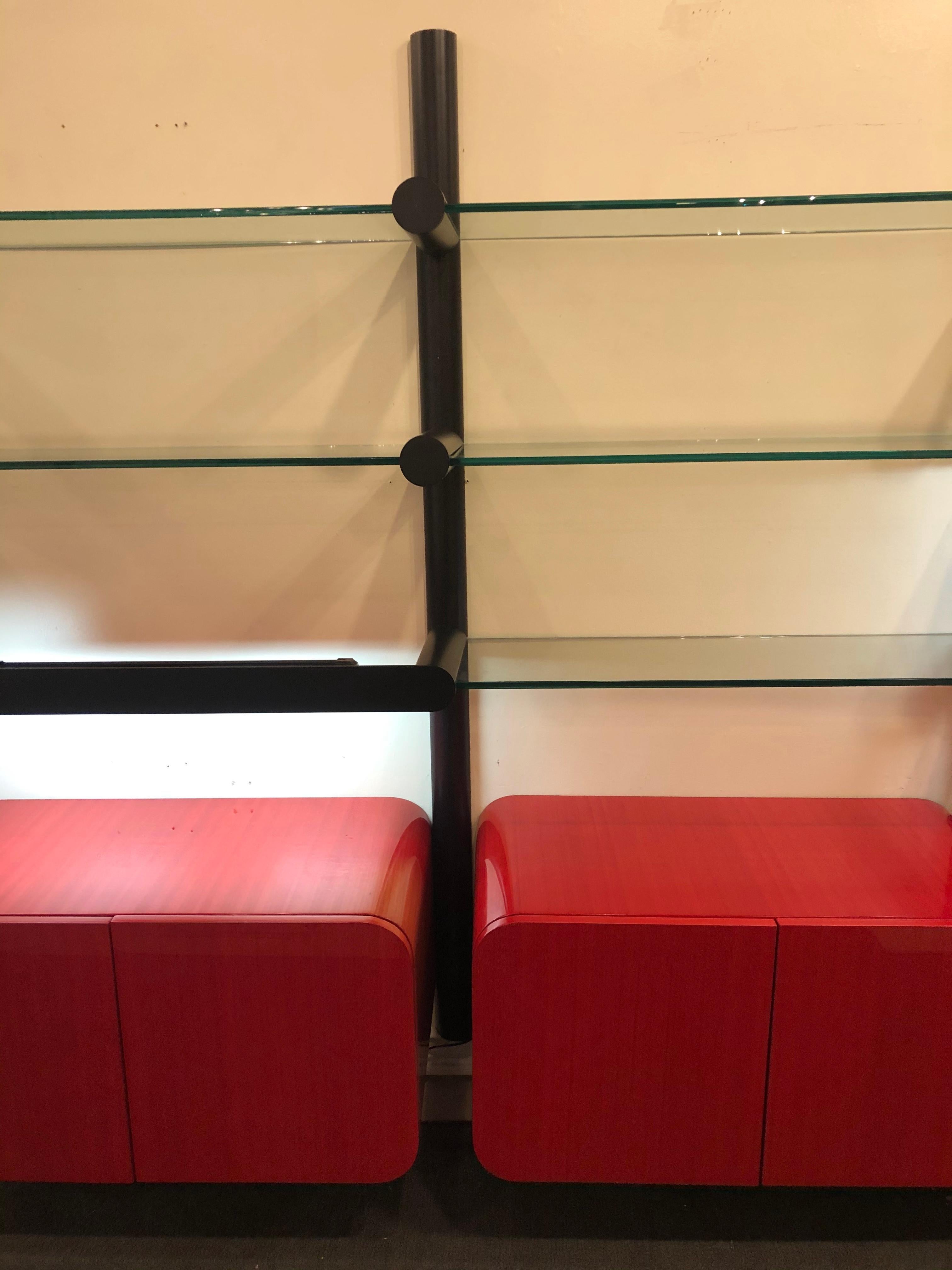 Janet Schwietzer, Pace, bibliothèque moderne Obra, laque rouge, acier, verre, années 1990 en vente 3